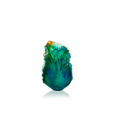 Vase petit modèle Fleur de Paon en verre Daum avec motif coloré et détails artistiques, posé sur une surface en bois.