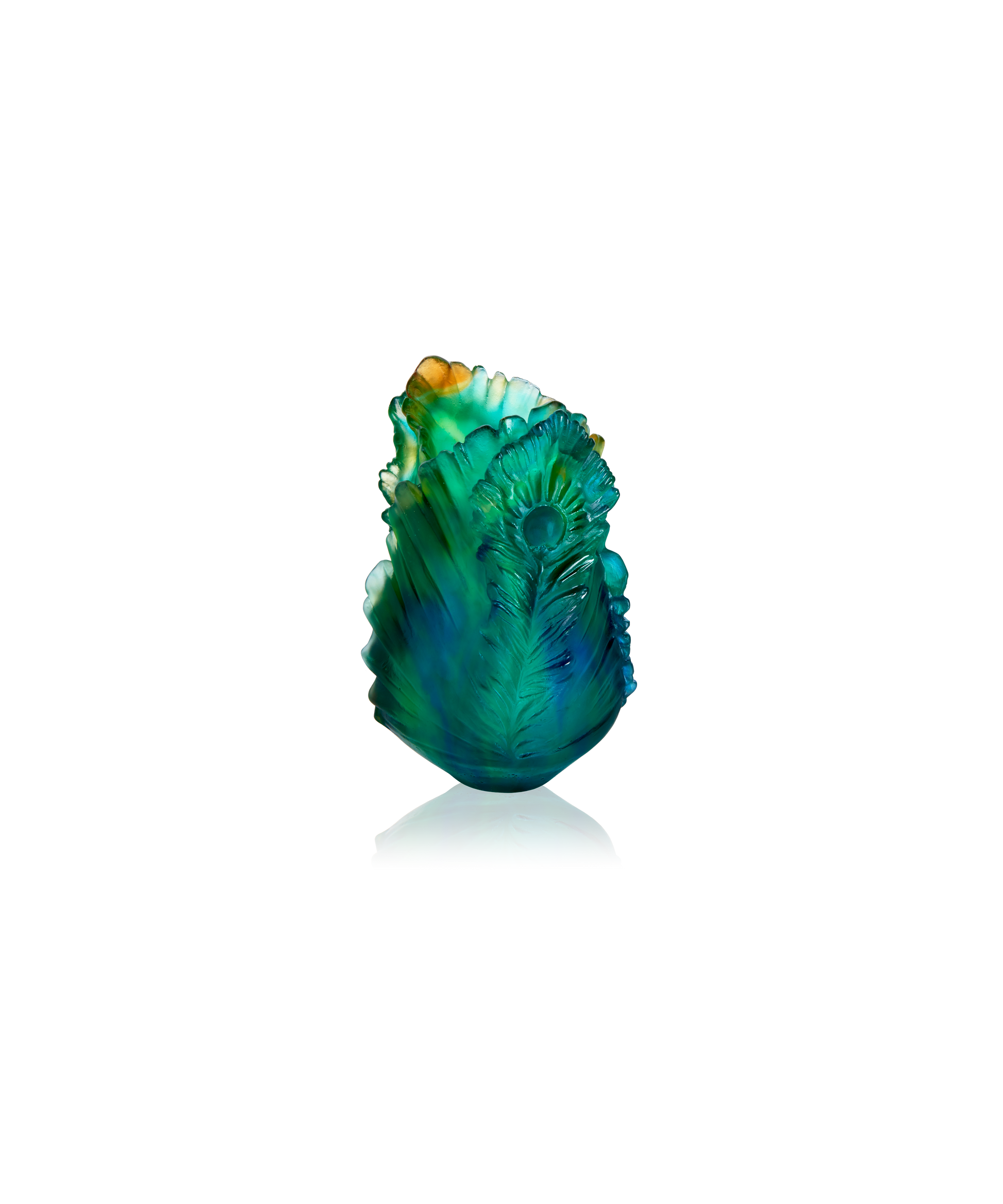 Vase petit modèle Fleur de Paon en verre Daum avec motif coloré et détails artistiques, posé sur une surface en bois.