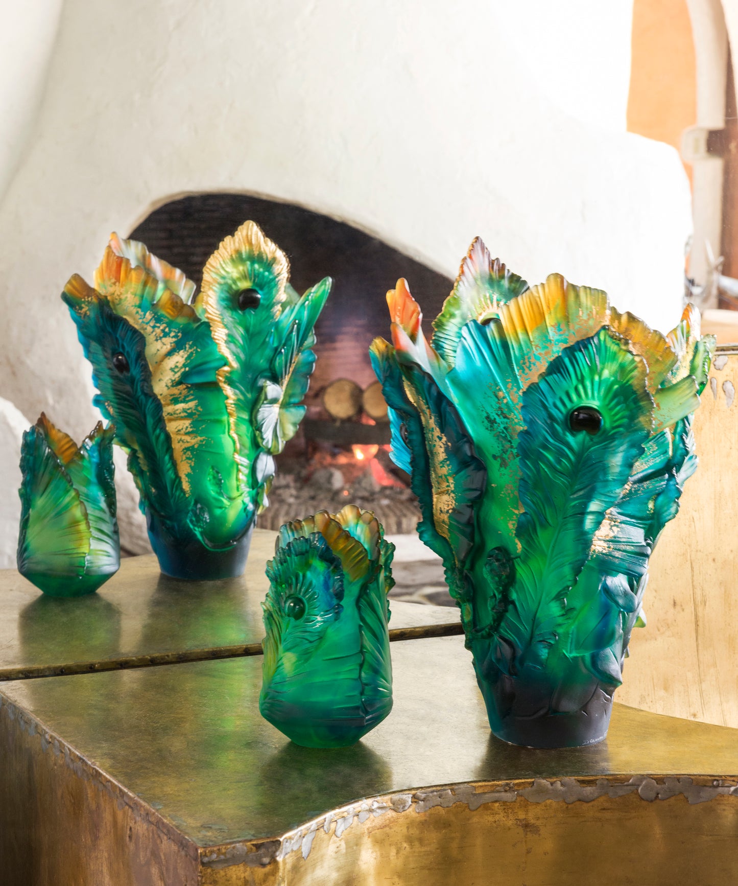 Vase petit modèle Fleur de Paon en verre coloré de la marque Daum, avec motif délicat de plumes de paon.