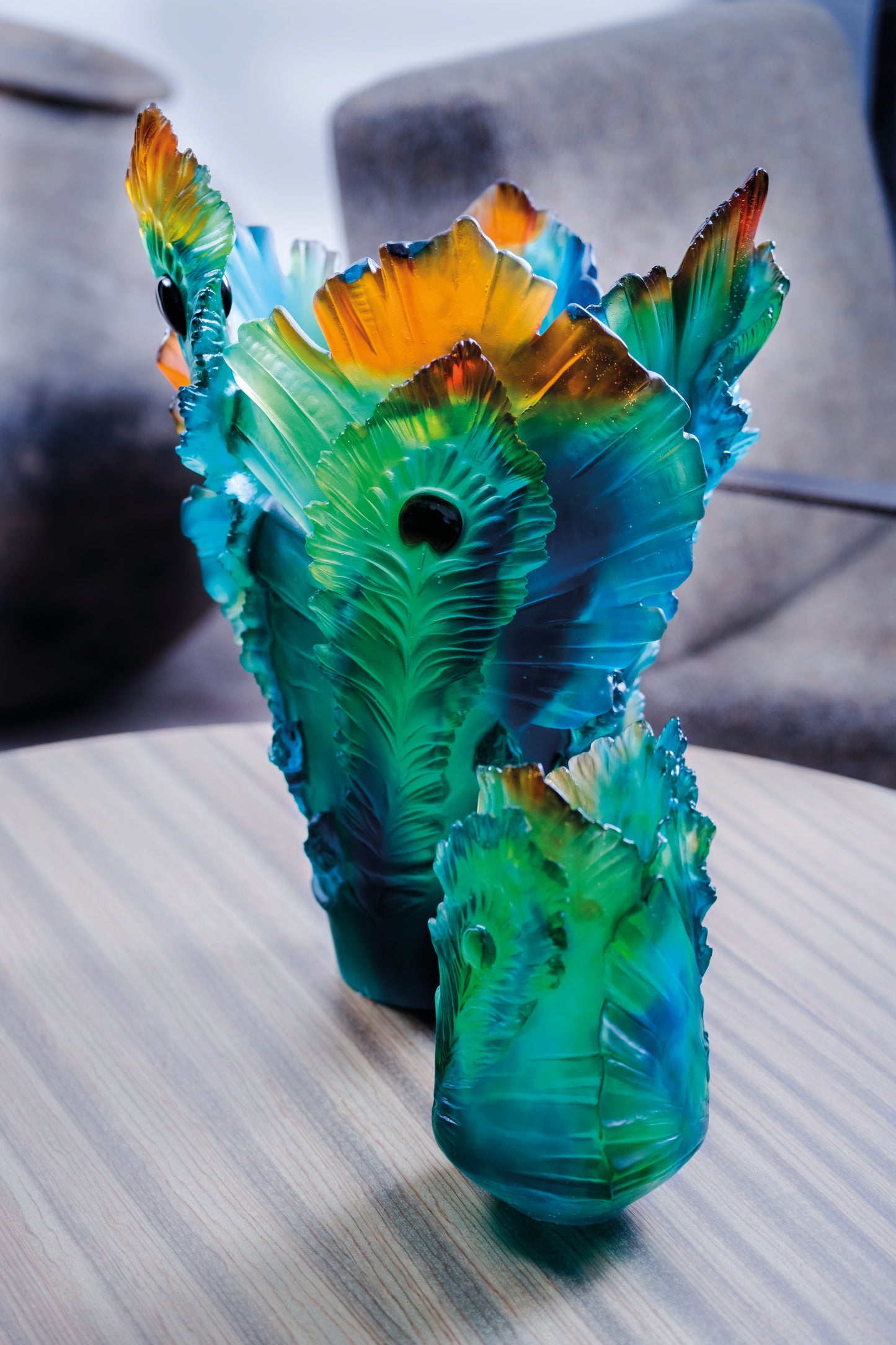 Vase petit modèle Fleur de Paon en verre Daum avec motif coloré et détails artistiques, posé sur une surface.