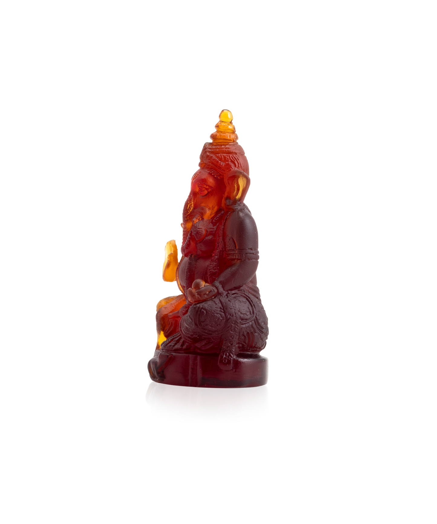 Statue de Ganesha en ambre foncé en verre de marque Daum, avec détails artistiques et finition brillante.