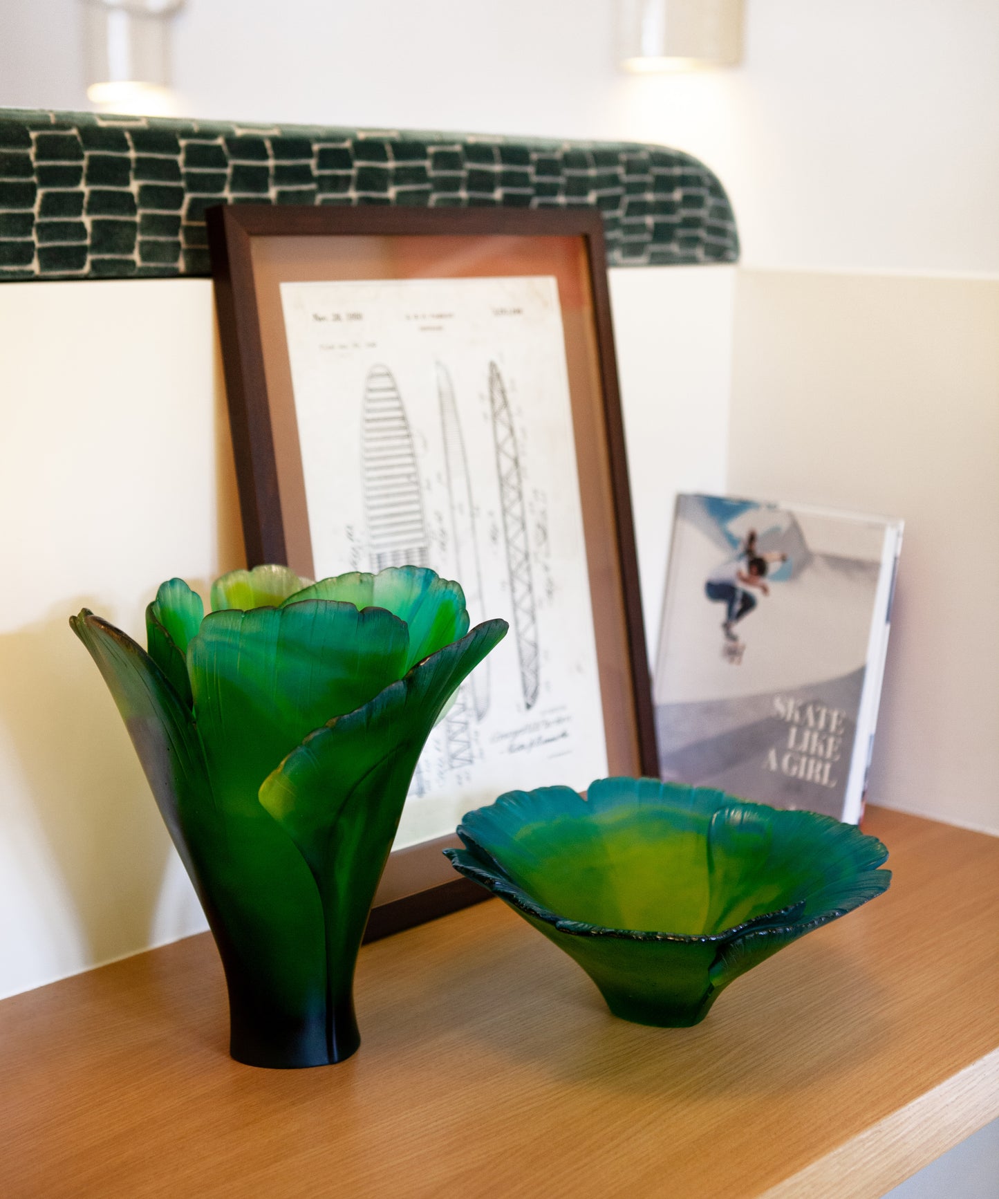 Verre haut en ginkgo vert Daum, coupe élégante en cristal avec motif floral, sur fond blanc.