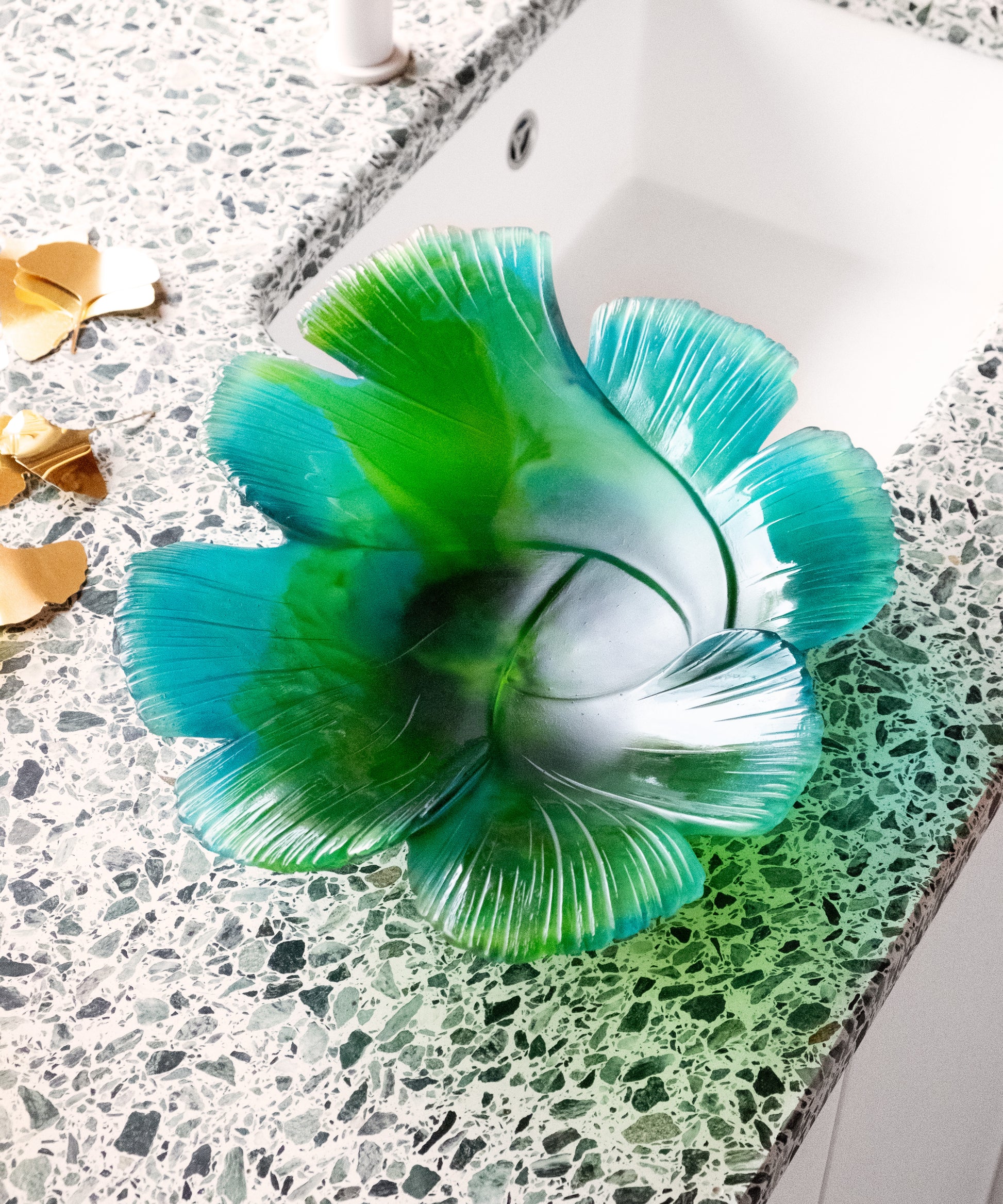 Vase Ginkgo Coupe Magnum Vert en cristal Daum, forme élégante avec motif Ginkgo en verre vert translucide.