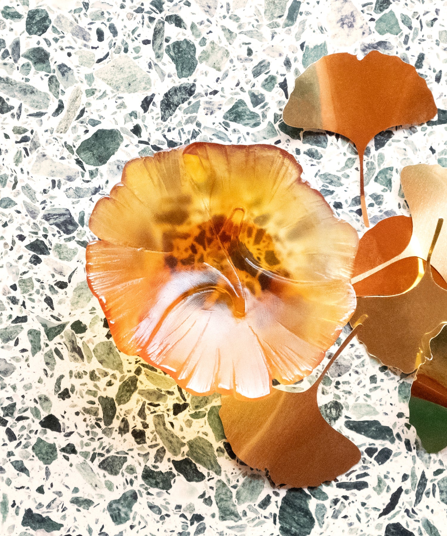 Coupelle Ginkgo Ambre de la marque Daum, en verre coloré avec motif de feuille de ginkgo, élégante et décorative.