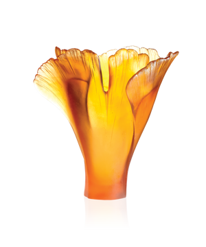 Vase Ginkgo grand modèle en verre ambré de la marque Daum, avec motif délicat et finition élégante.