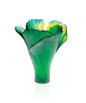 Vase Ginkgo grand modèle vert de la marque Daum, en verre élégant avec motif floral.