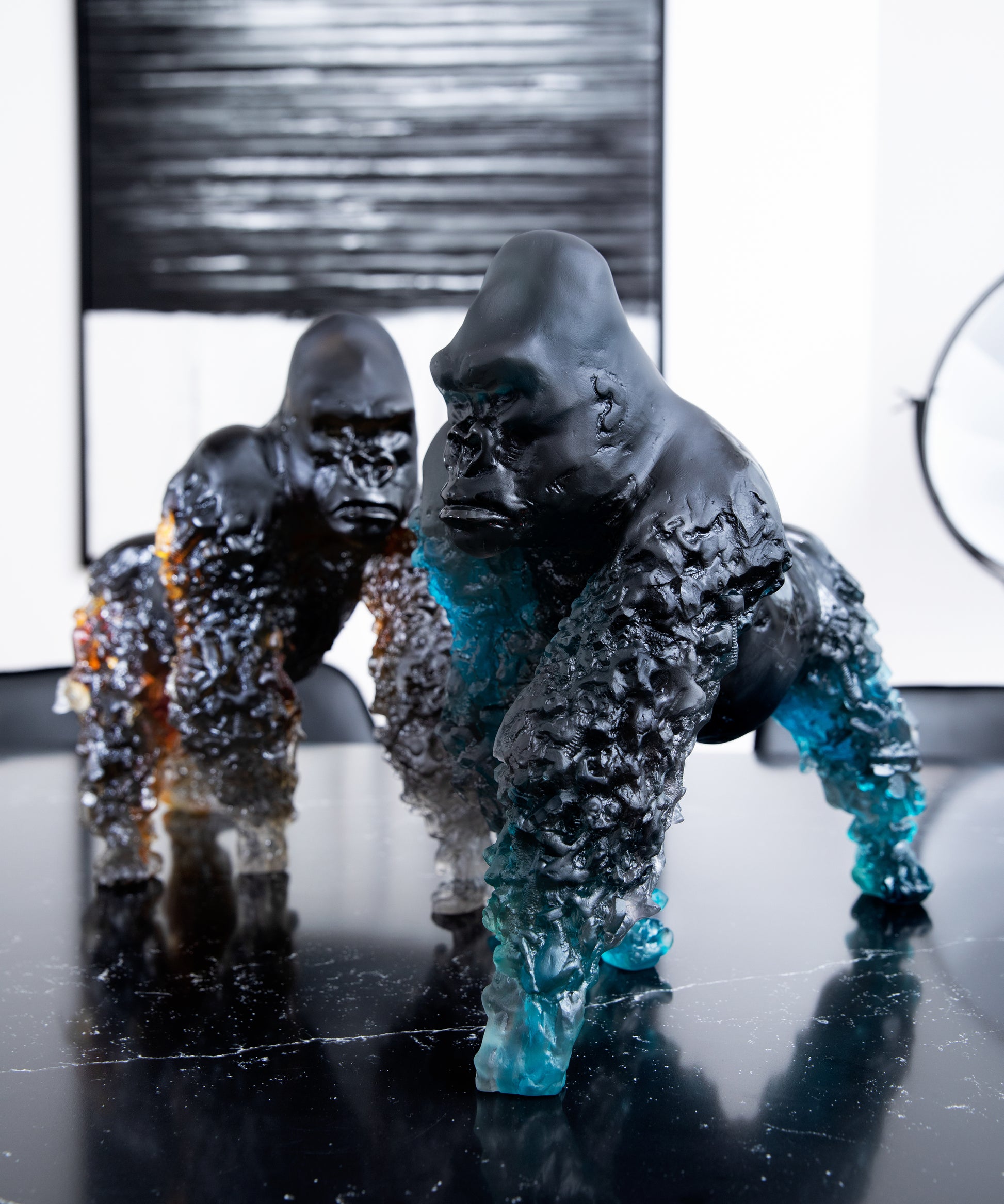 Gorille en verre Daum à dos argenté avec Ambre gris, sculpture artistique de Jean-No 125ex, détails en verre coloré.