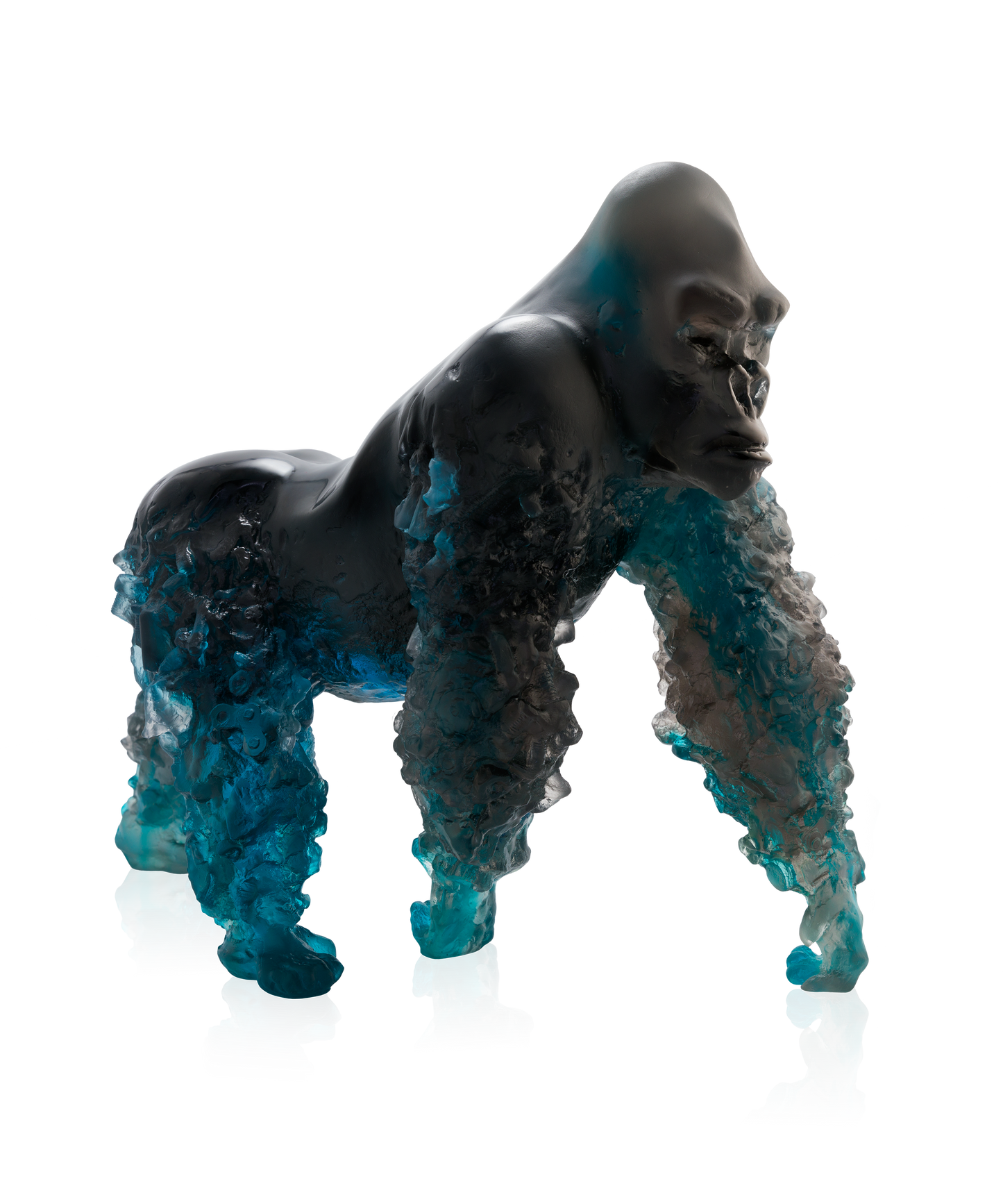 Gorille à dos argenté bleu-gris de Jean-No, sculpture en cristal par Daum, montrant le détail de la figure.