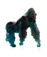 Gorille à dos argenté bleu-gris de Jean-No, sculpture en cristal par Daum, montrant le détail de la figure.