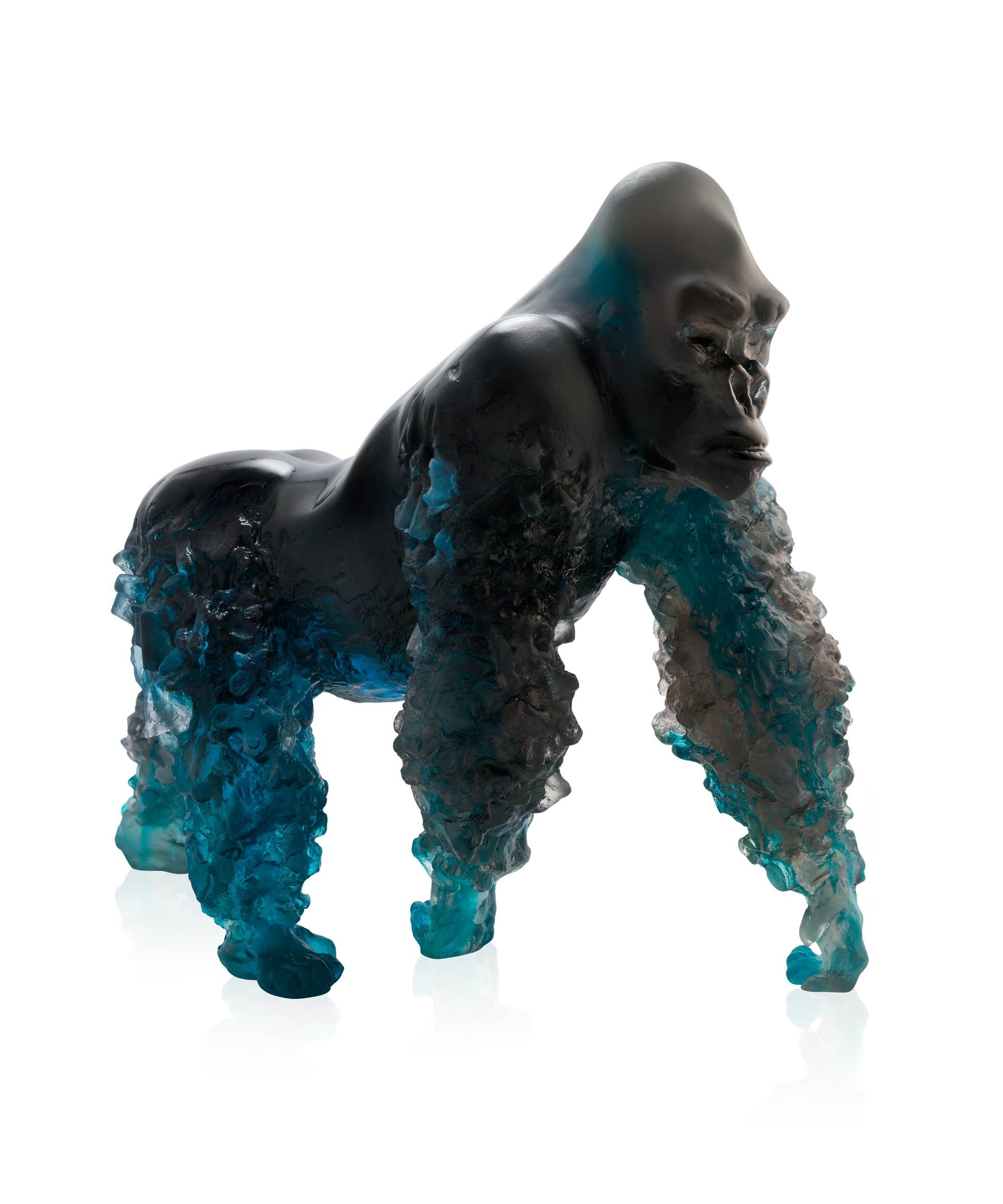 Gorille à dos argenté bleu-gris de Jean-No, sculpture en cristal par Daum, montrant le détail de la figure.
