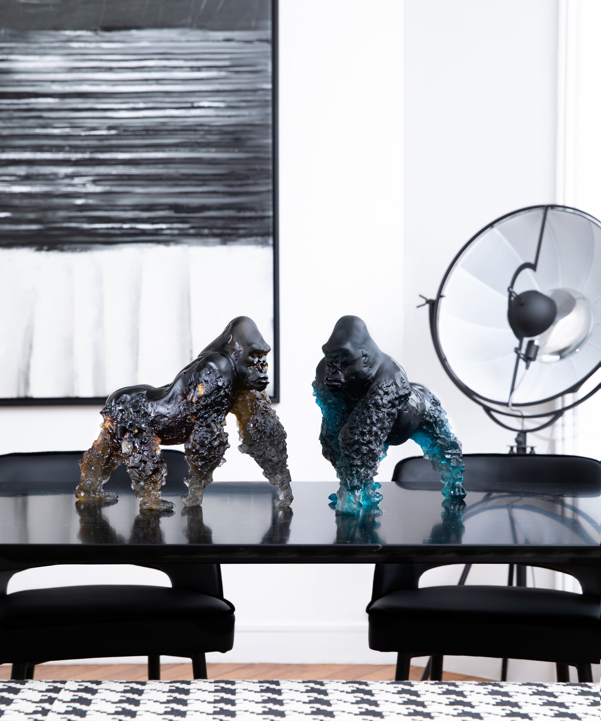 Gorille à dos argenté bleu-gris de Jean-No, sculpture en verre de la marque Daum, avec détails réalistes et finition élégante.