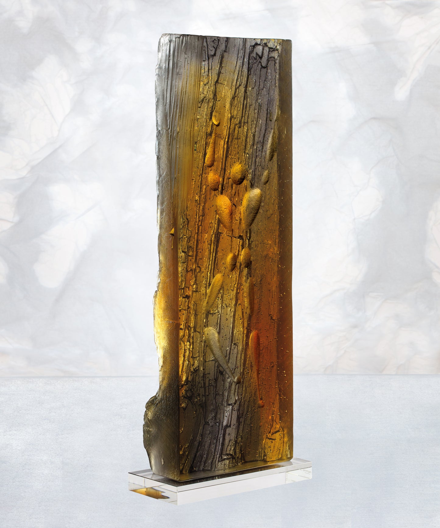 Homme en blanc de Jérôme Mesnager, sculpture en verre de la marque Daum, avec détails artistiques visibles.
