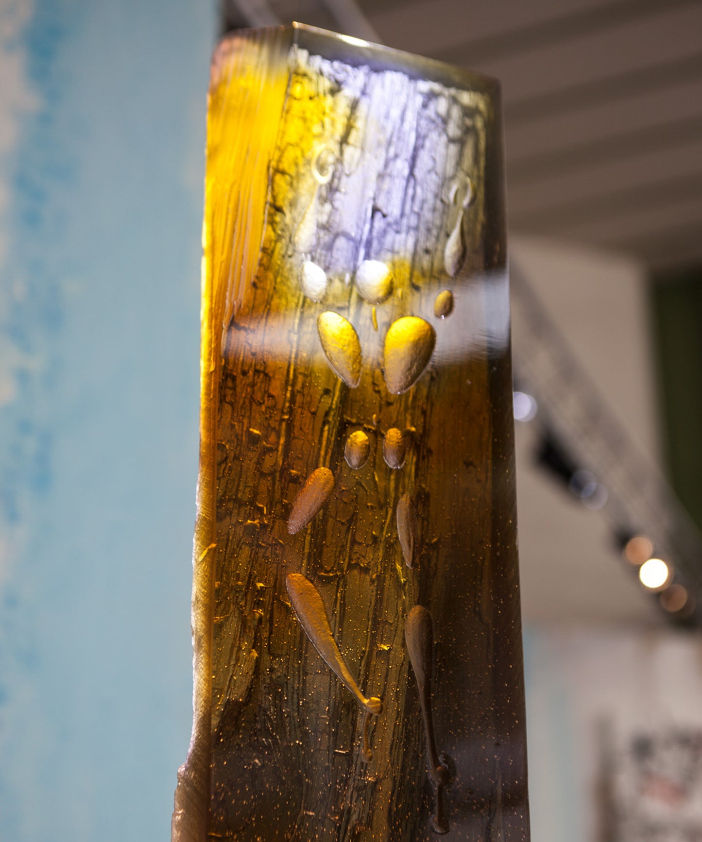 Homme en blanc de Jérôme Mesnager, sculpture en verre de la marque Daum, visible avec détails de la figure et finition élégante.