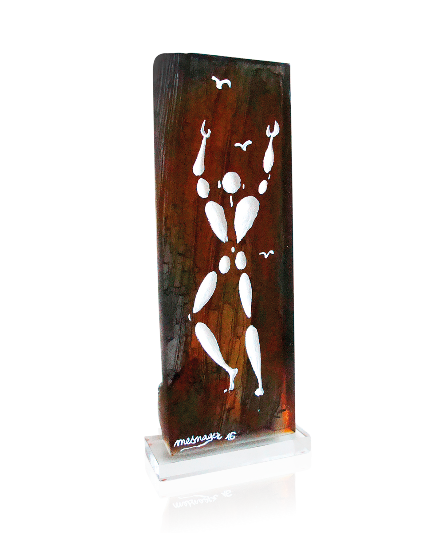 Homme en blanc personnalisé de Jérôme Mesnager, sculpture en verre de la marque Daum, avec détails artistiques visibles.