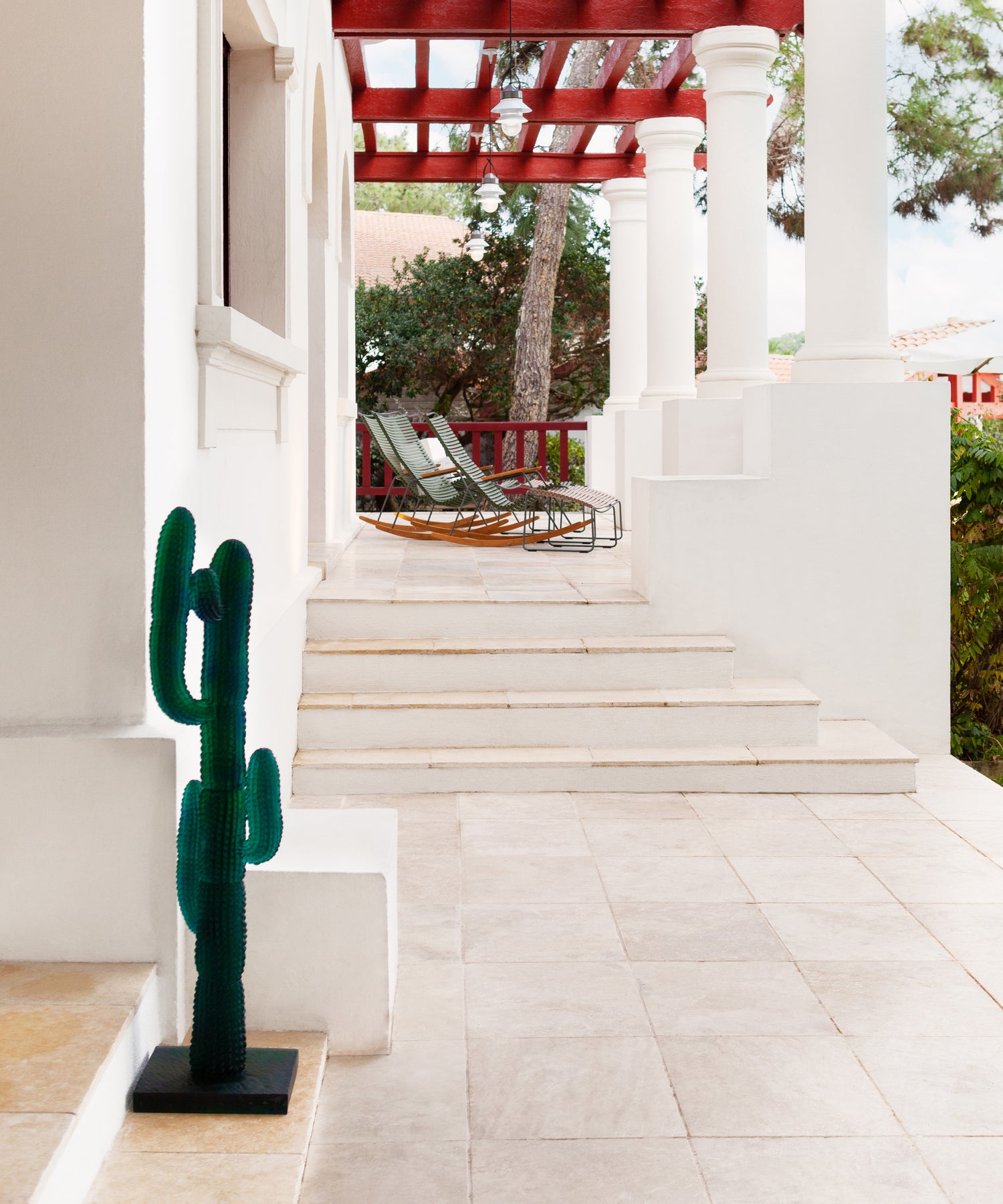 Jardin de cactus XL vert de Emilio Robba, design en verre Daum, avec plusieurs cactus verts dans un jardin décoratif