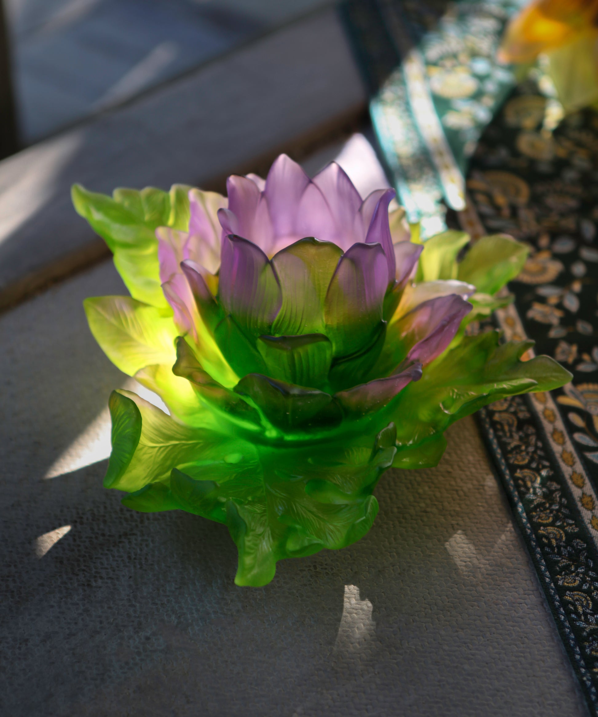 Centre de table Duo Jardin de Lotus de Daum, pièce en verre artistique avec motif floral élégant.