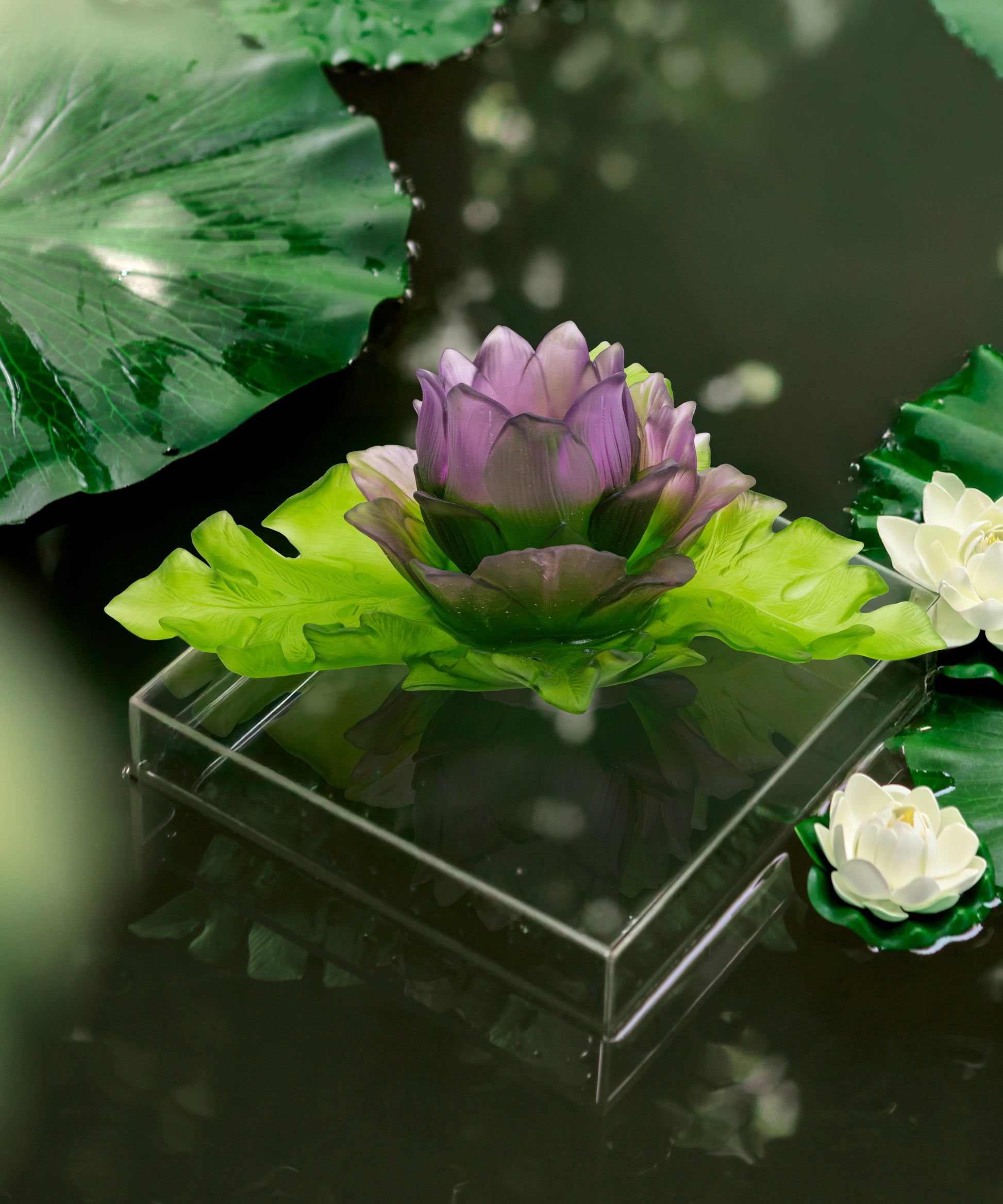 Centre de table Lotus Daum, duo élégant avec motif floral en verre soufflé, décoratif pour la table.