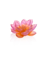 Vase décoratif Jardin de Lotus Fleur Ambre-Rose de la marque Daum, avec motif floral en verre translucide.