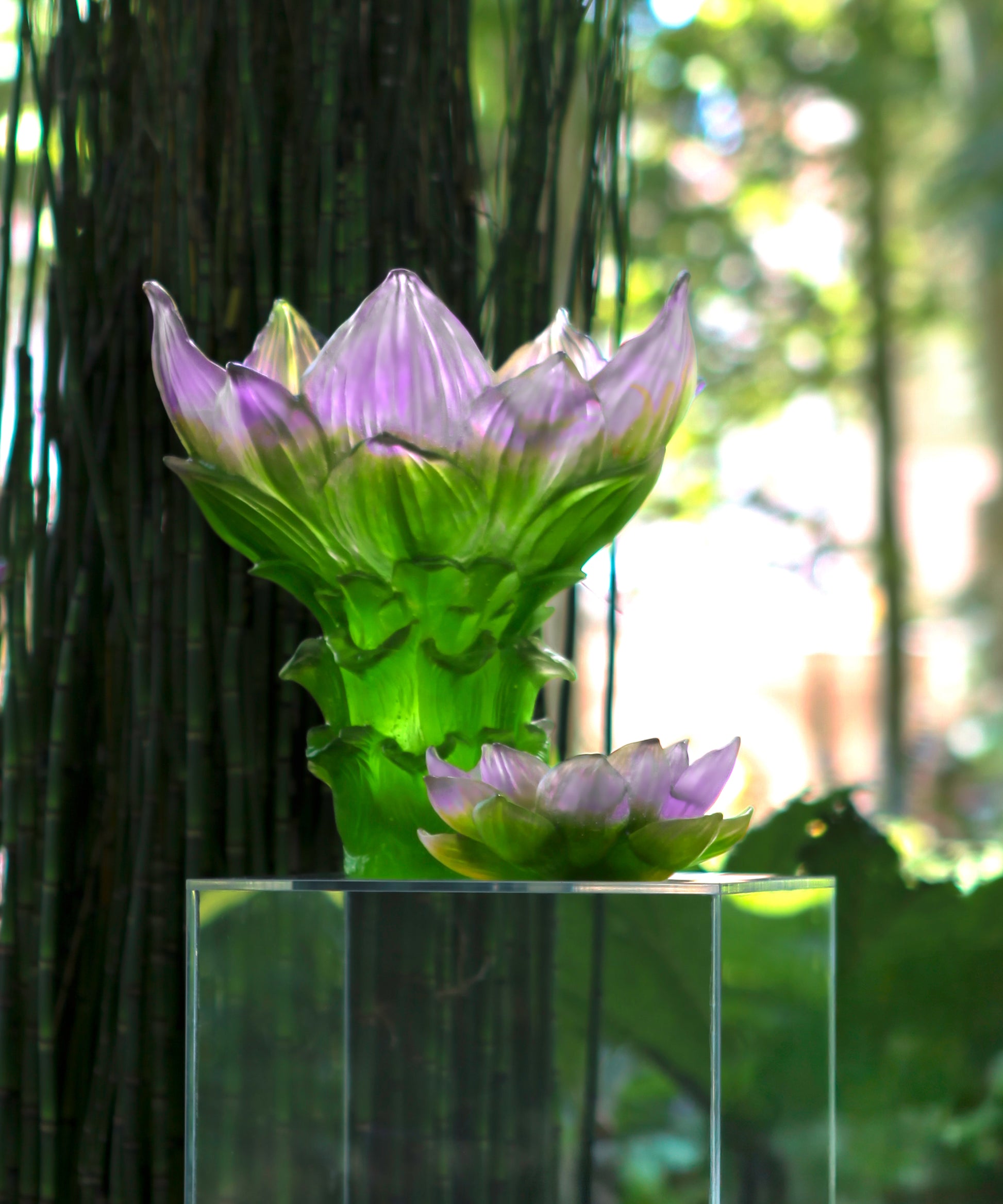Jardin de Lotus Fleur décorative violet et vert de la marque Daum, avec détails élégants et couleurs vibrantes.
