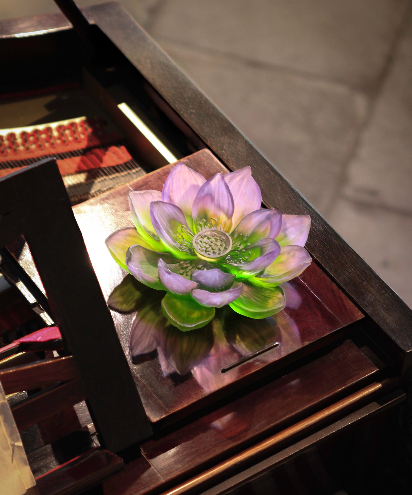 Jardin de Lotus Fleur décorative violet et vert de la marque Daum, motif floral élégant pour décoration intérieure.