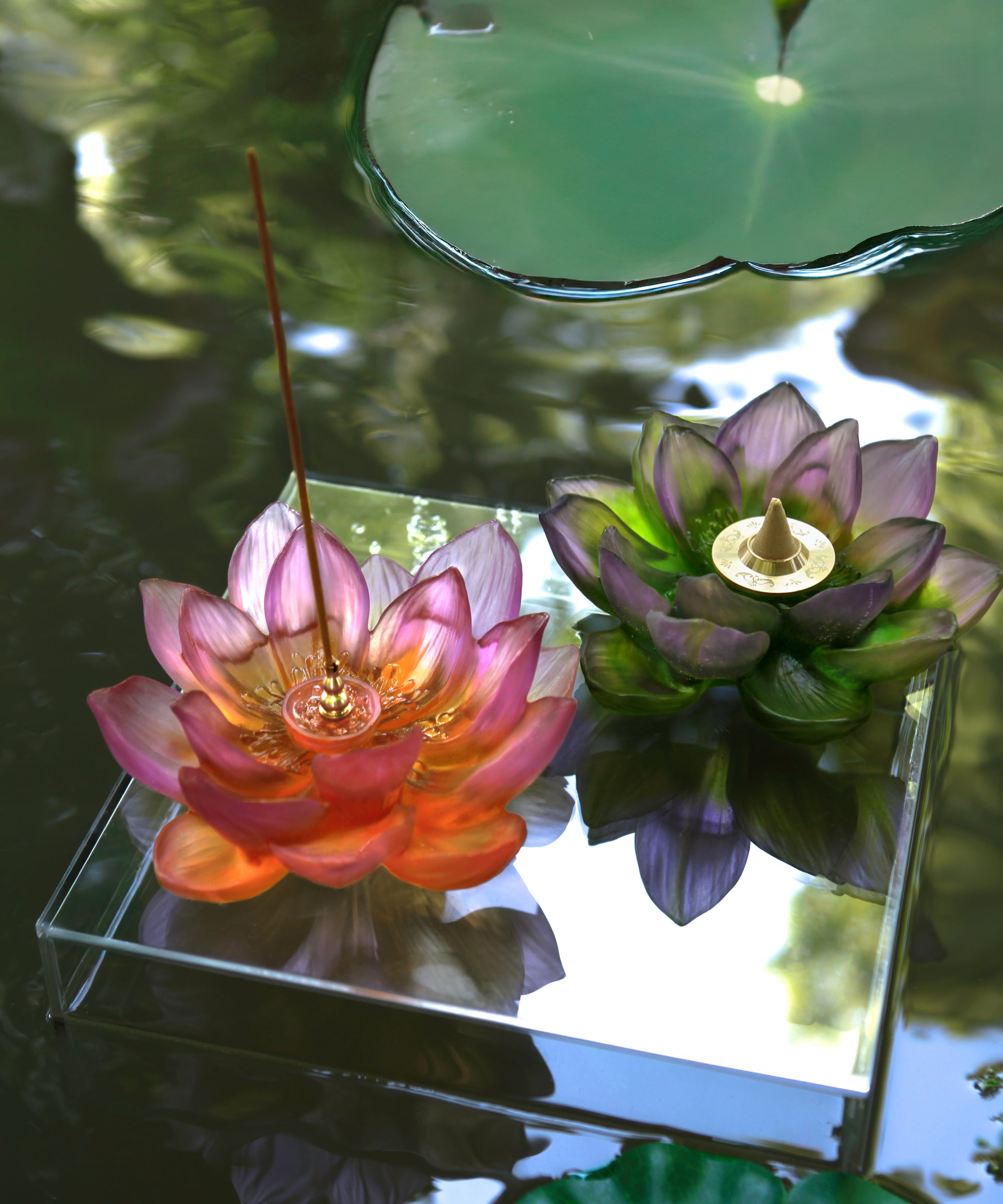 Porte-encens Jardin de Lotus de Daum avec design violet et vert, en céramique artistique pour diffuser la fumée d'encens