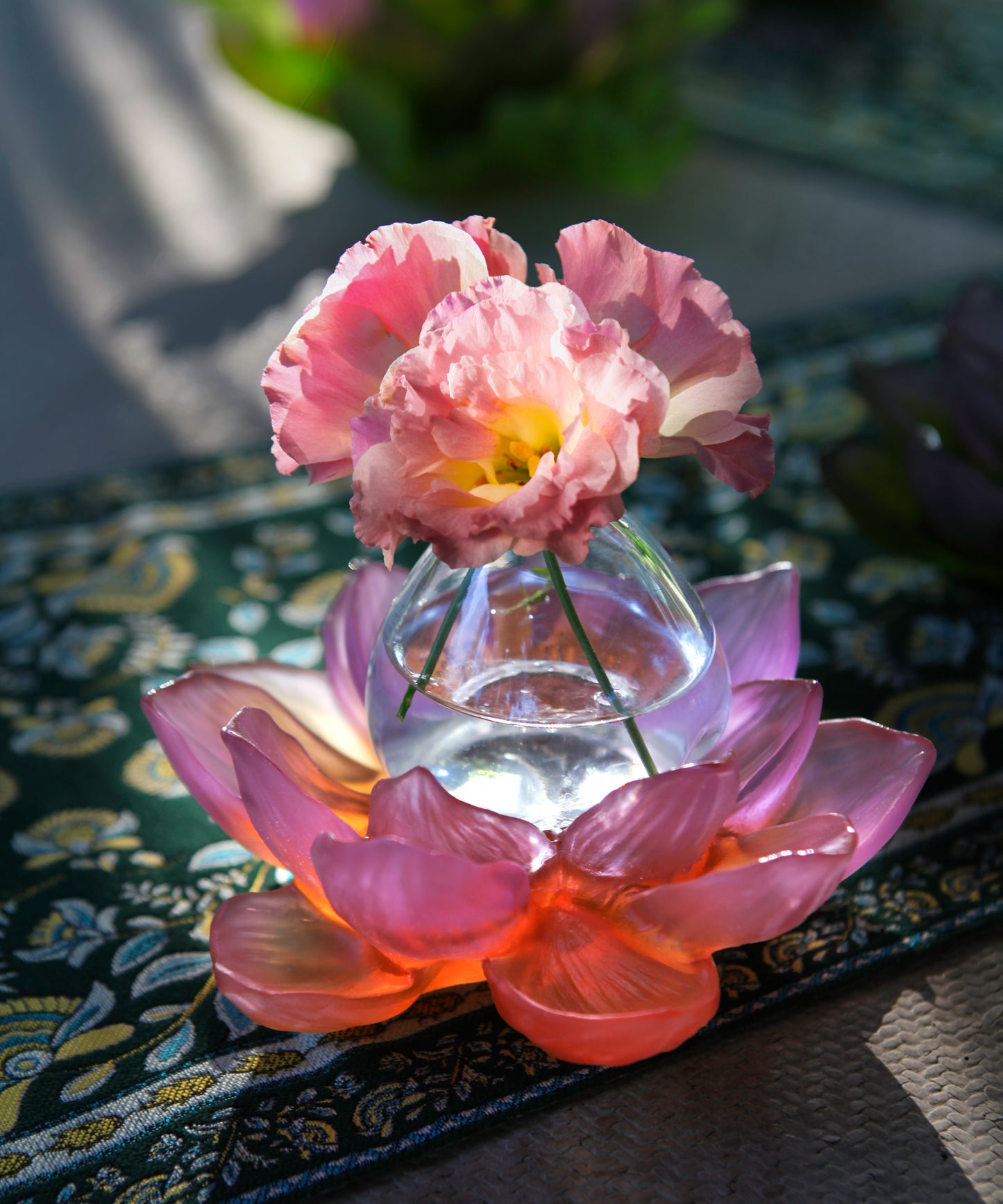 Vase soliflore Jardin de Lotus Ambre-Rose de la marque Daum, avec décor en verre élégant et détails artistiques.
