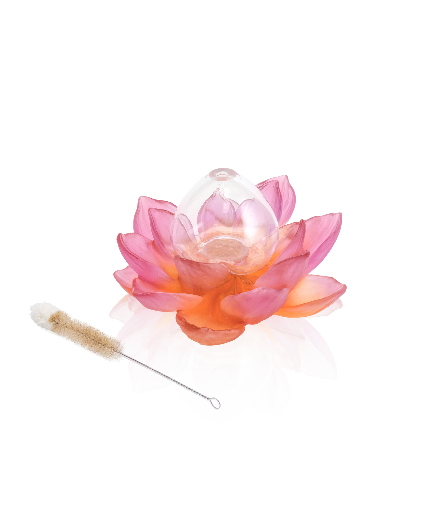 Vase soliflore Jardin de Lotus Ambre-Rose de la marque Daum, décoration en verre avec motif floral et couleurs chaudes.