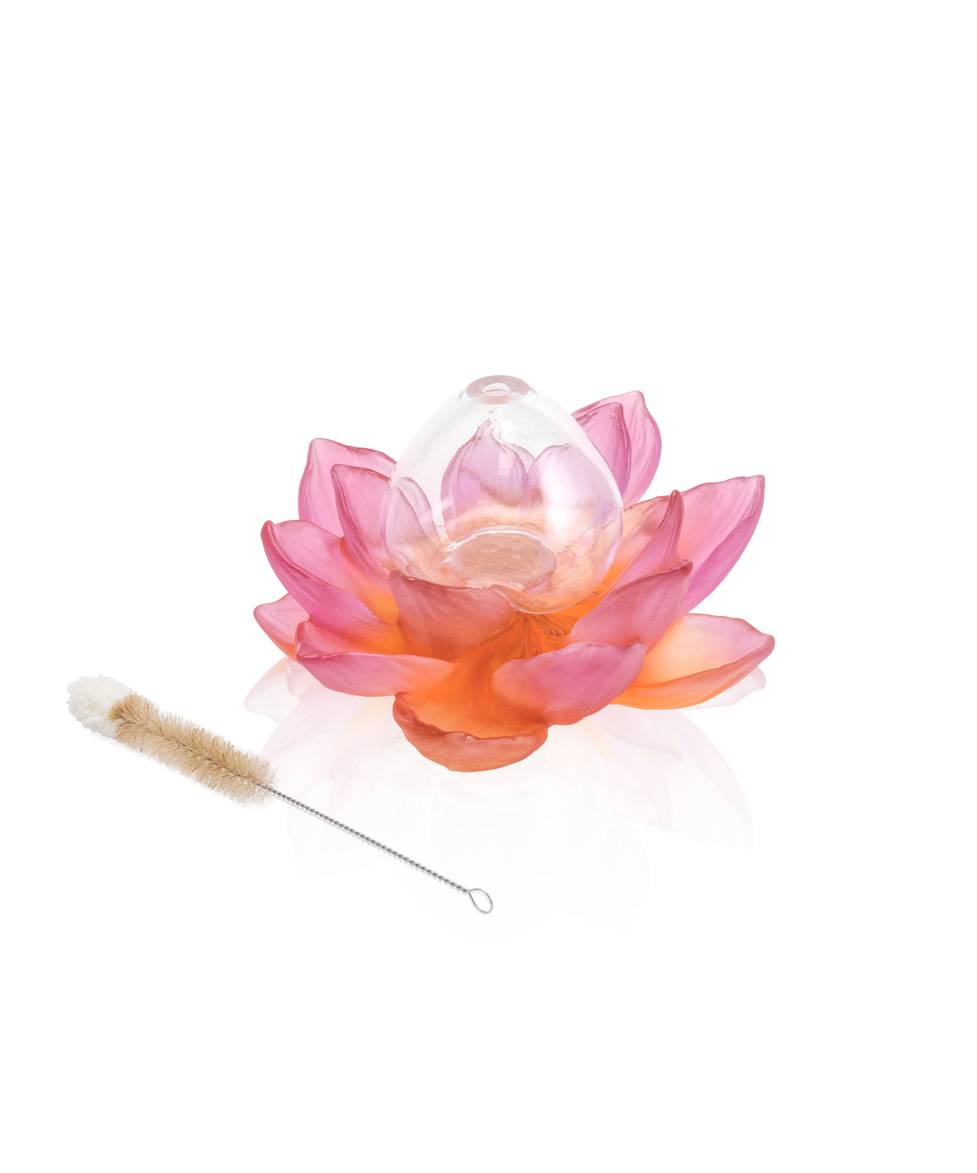 Vase soliflore Jardin de Lotus Ambre-Rose de la marque Daum, décoration en verre avec motif floral et couleurs chaudes.