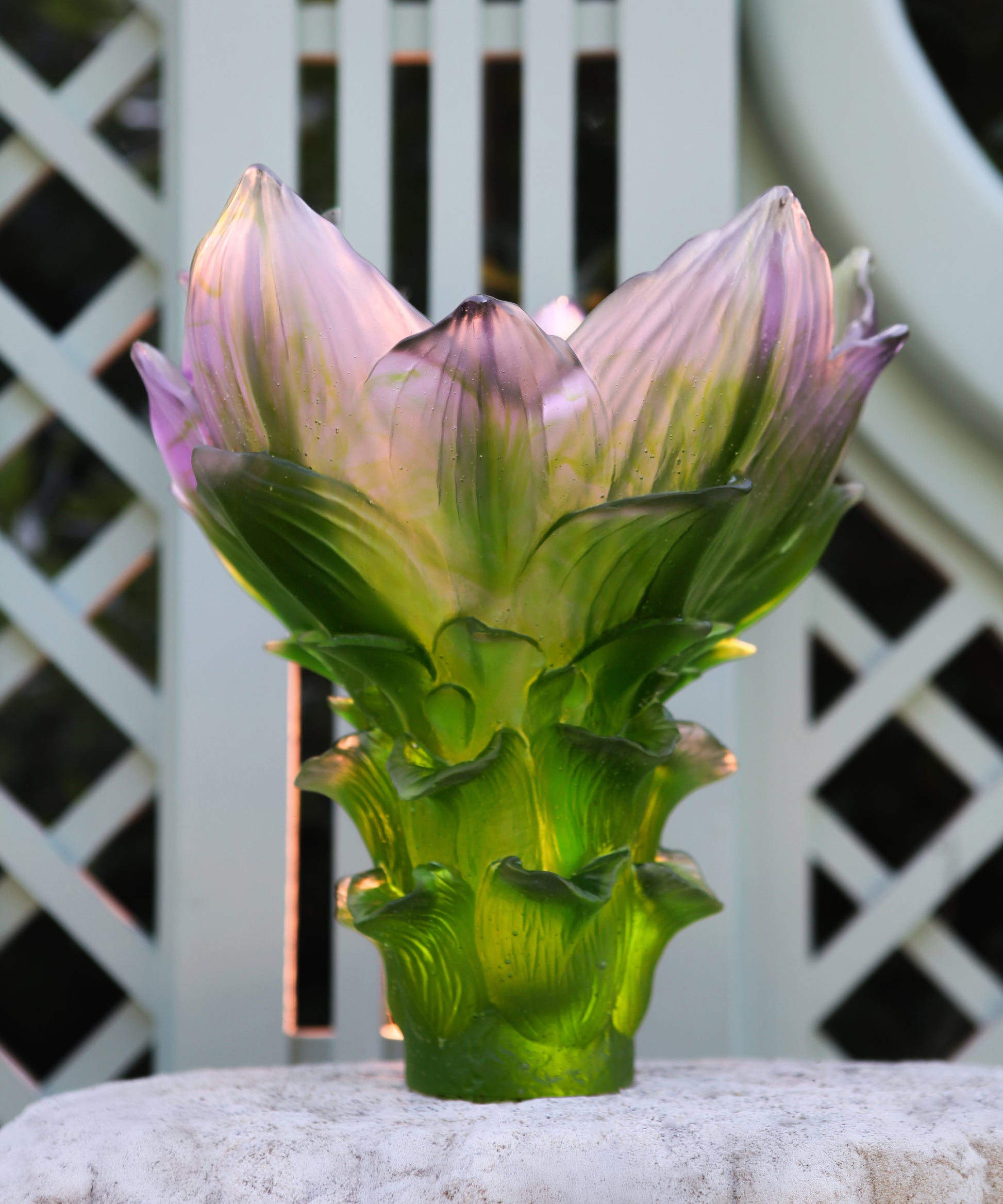 Vase jardin de Lotus grand modèle 125ex de Daum, verre artistique avec motif floral élégant et design raffiné.