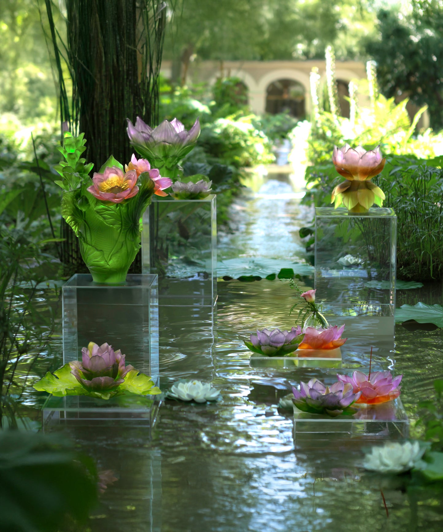 Vase grand modèle Jardin de Lotus Daum, verre décoratif avec motif floral élégant, illustration de fleurs de lotus.