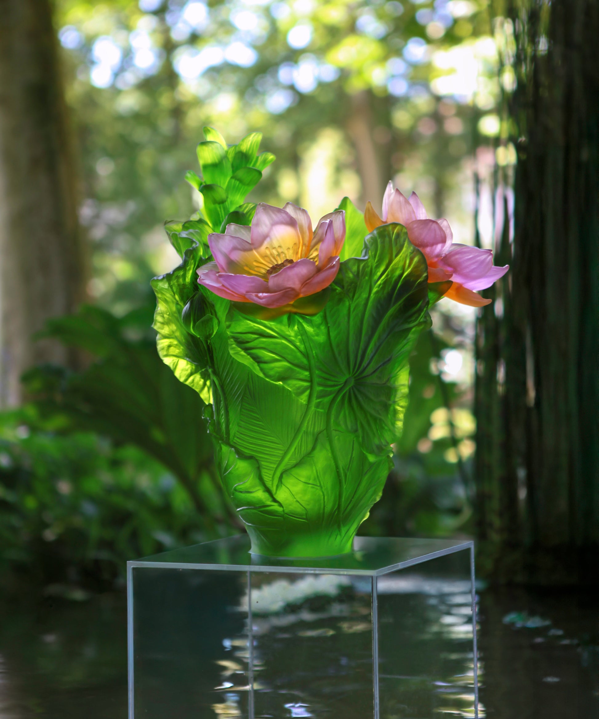 Vase Jardin de Lotus Magnum 99ex de la marque Daum, en verre soufflé avec motif floral élégant.