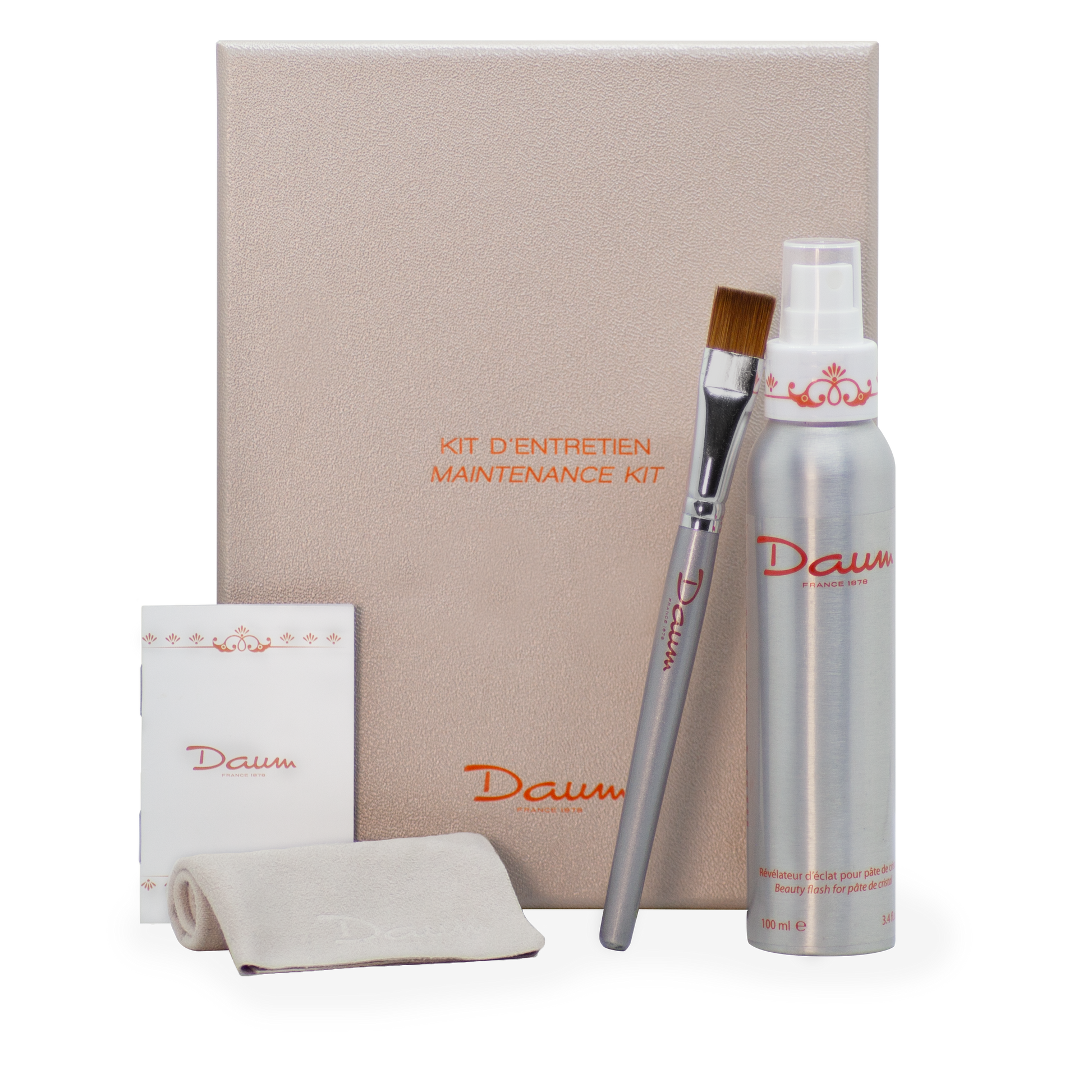 Kit d'entretien Daum comprenant des produits pour nettoyer et préserver les articles en verre ou cristal Daum.
