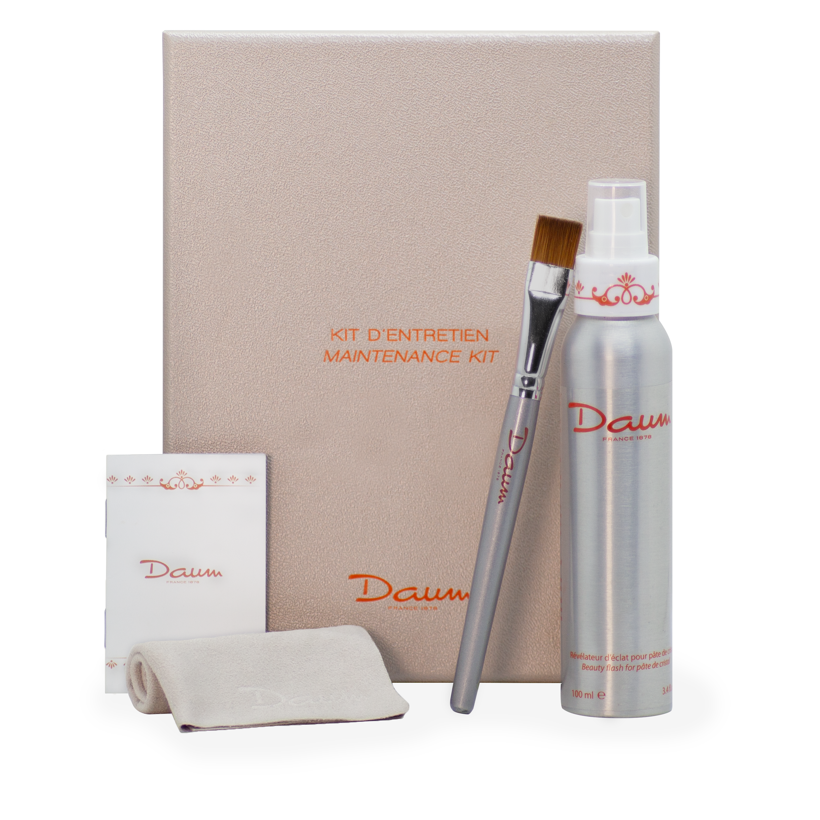 Kit d'entretien Daum comprenant des produits pour nettoyer et préserver les articles en verre ou cristal Daum.