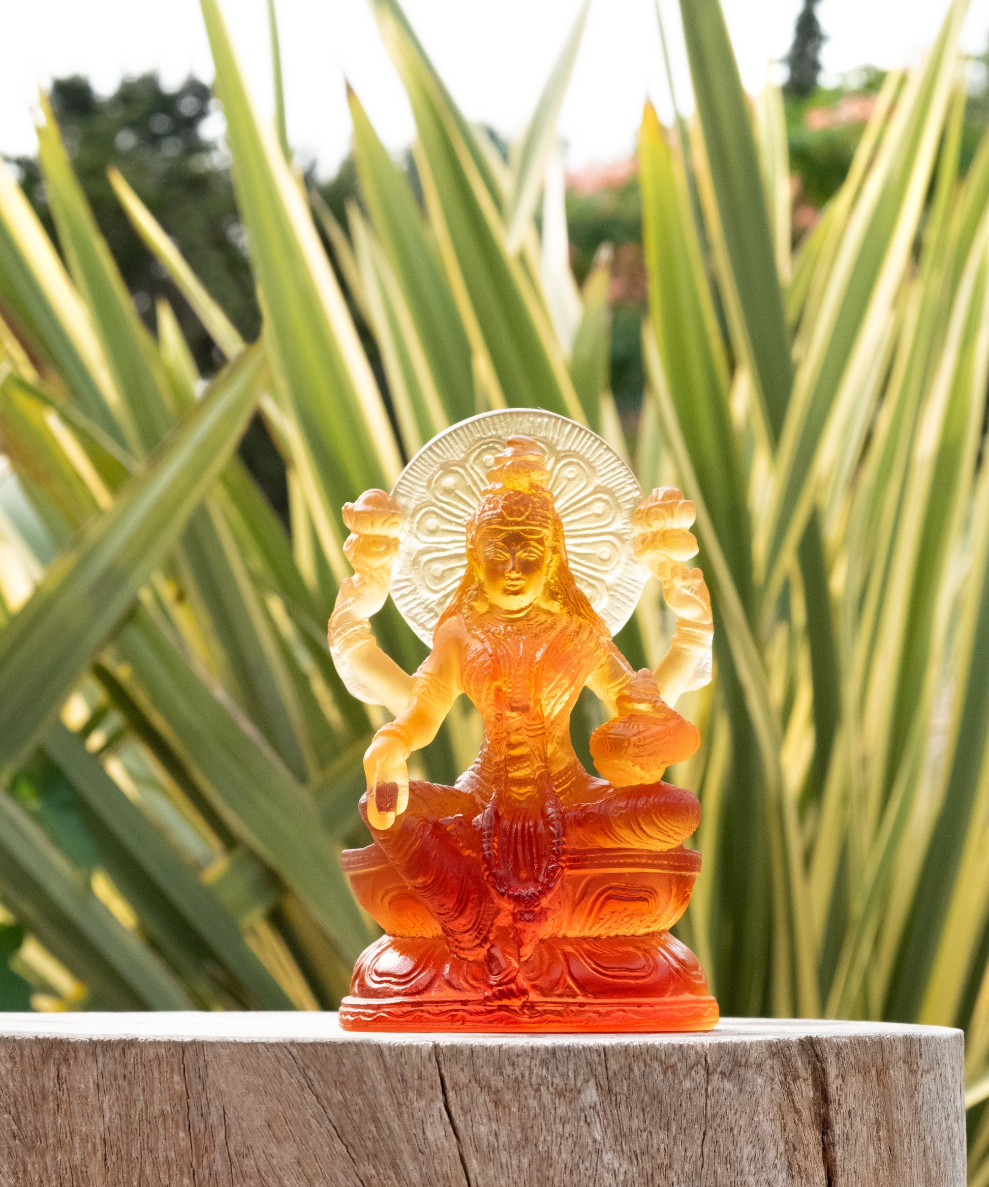Statue Lakshmi 888ex de Daum, sculpture en verre coloré avec détails fins, représentant la déesse de la richesse et de la fortune.