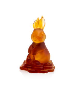 Lapin horoscope en cristal de la marque Daum, sculpture élégante avec détails fins et finition raffinée.