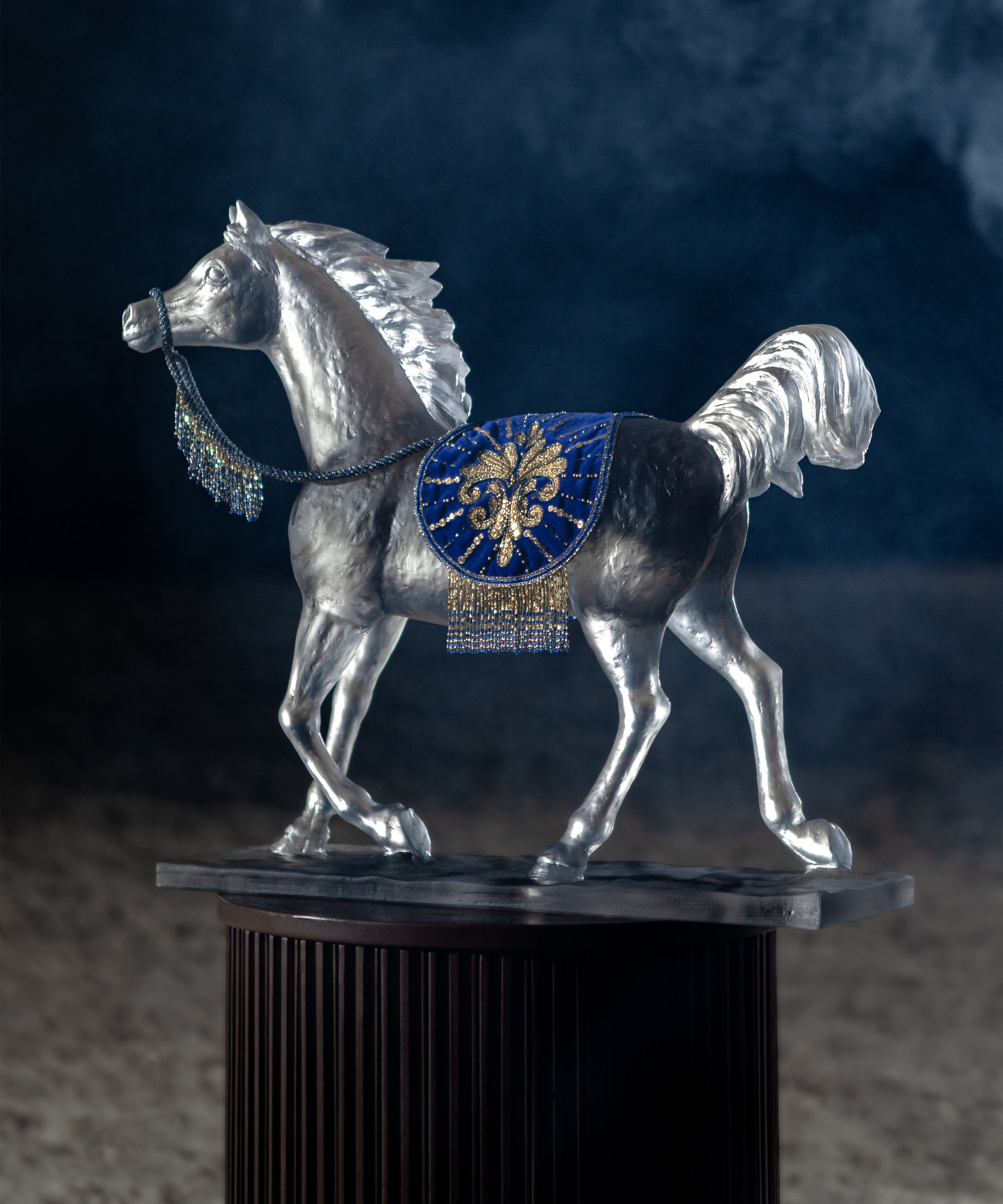 Vase en cristal Daum Le Majestueux Impérial 25ex avec motifs élégants, finition raffinée, sur fond blanc.