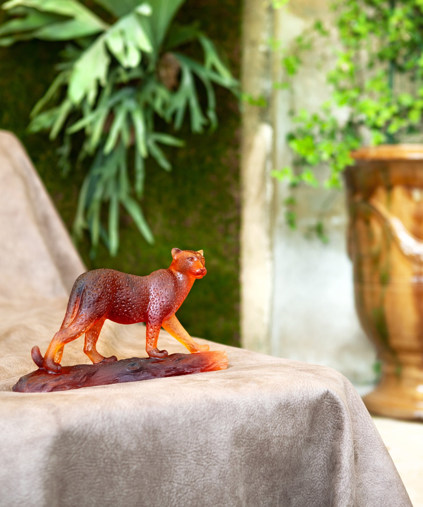 Sculpture de léopard tropical Daum 500ex en verre coloré avec motif léopard et décor tropical, détail artistique.