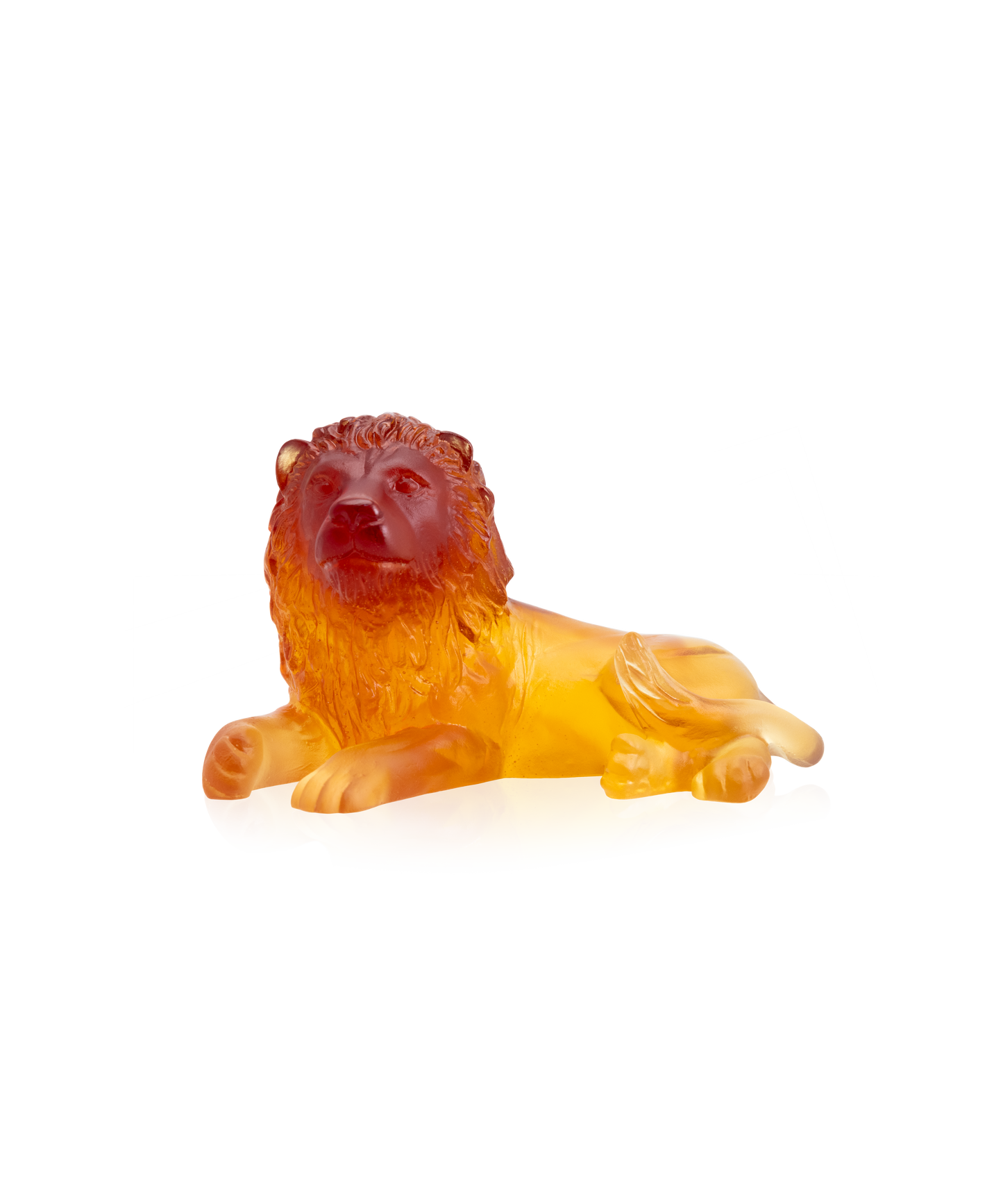 Lion en cristal de marque Daum, sculpture artistique représentant un lion majestueux avec détails brillants et élégants.