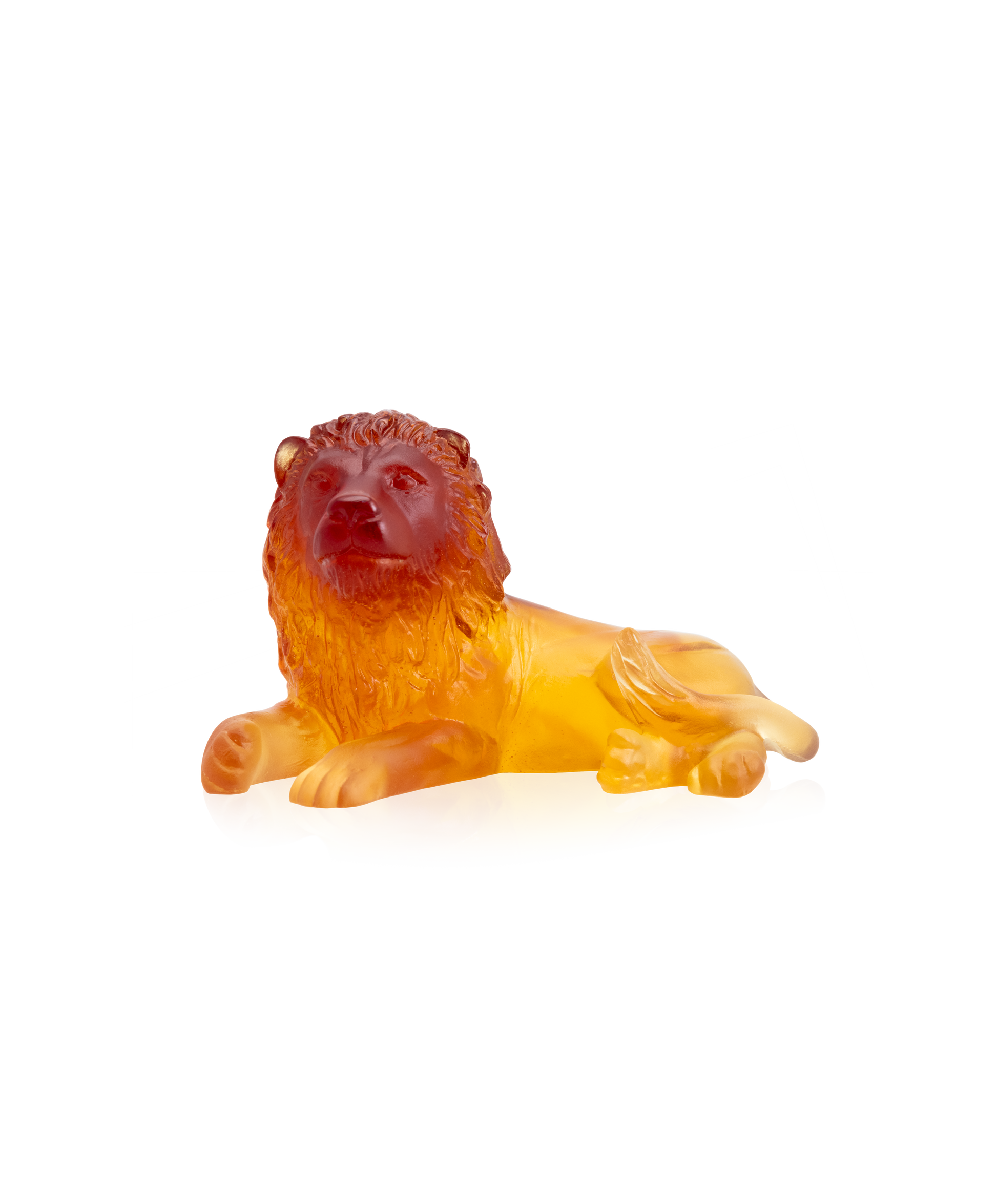 Lion en cristal de marque Daum, sculpture artistique représentant un lion majestueux avec détails brillants et élégants.