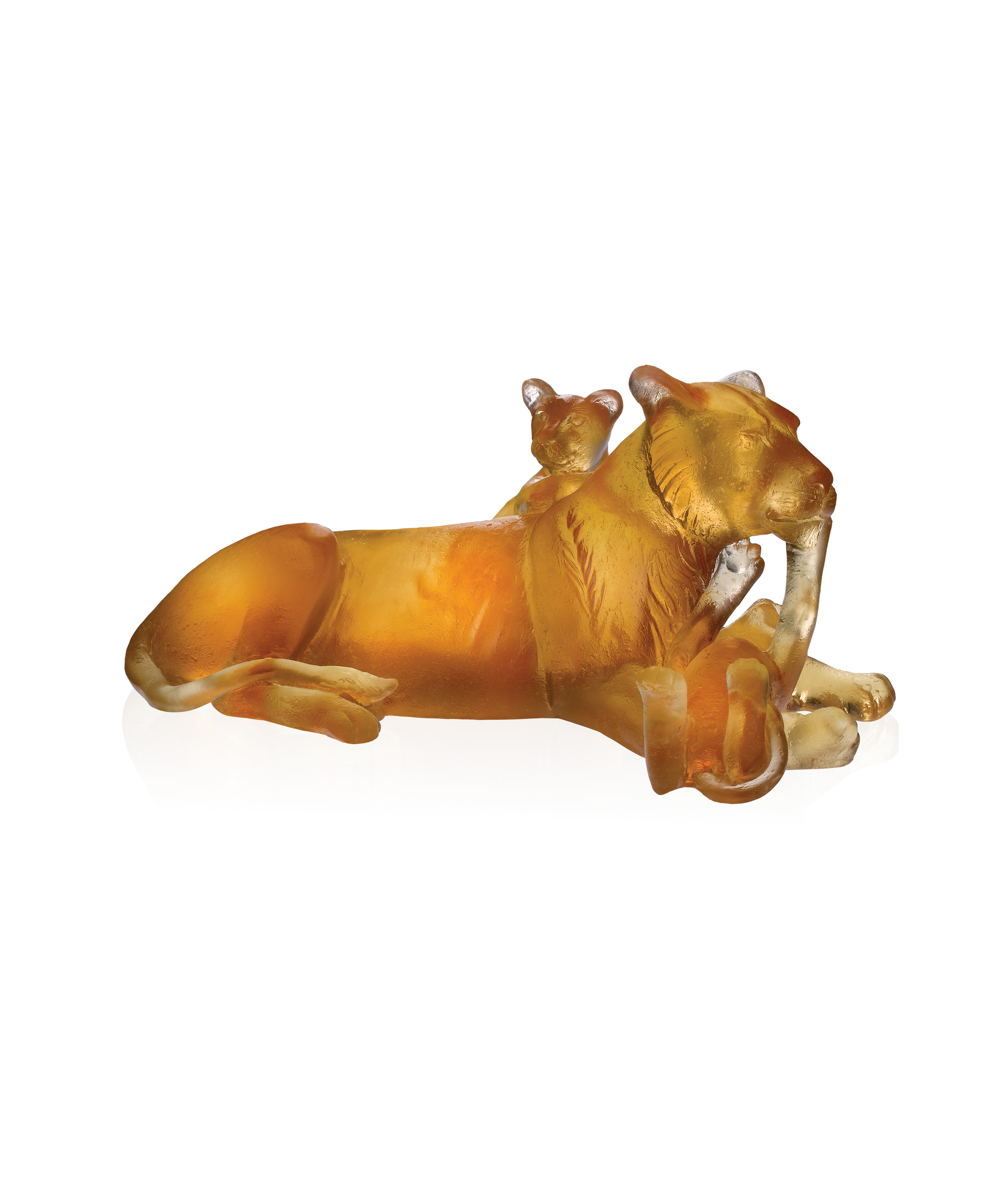 Lion de maternité en verre Daum, sculpture artistique représentant un lion allongé avec détails précieux.
