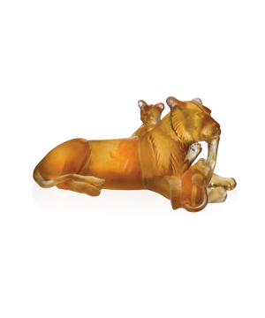 Lion de maternité en verre Daum, sculpture artistique représentant un lion mâle avec détails élégants et finition raffinée.