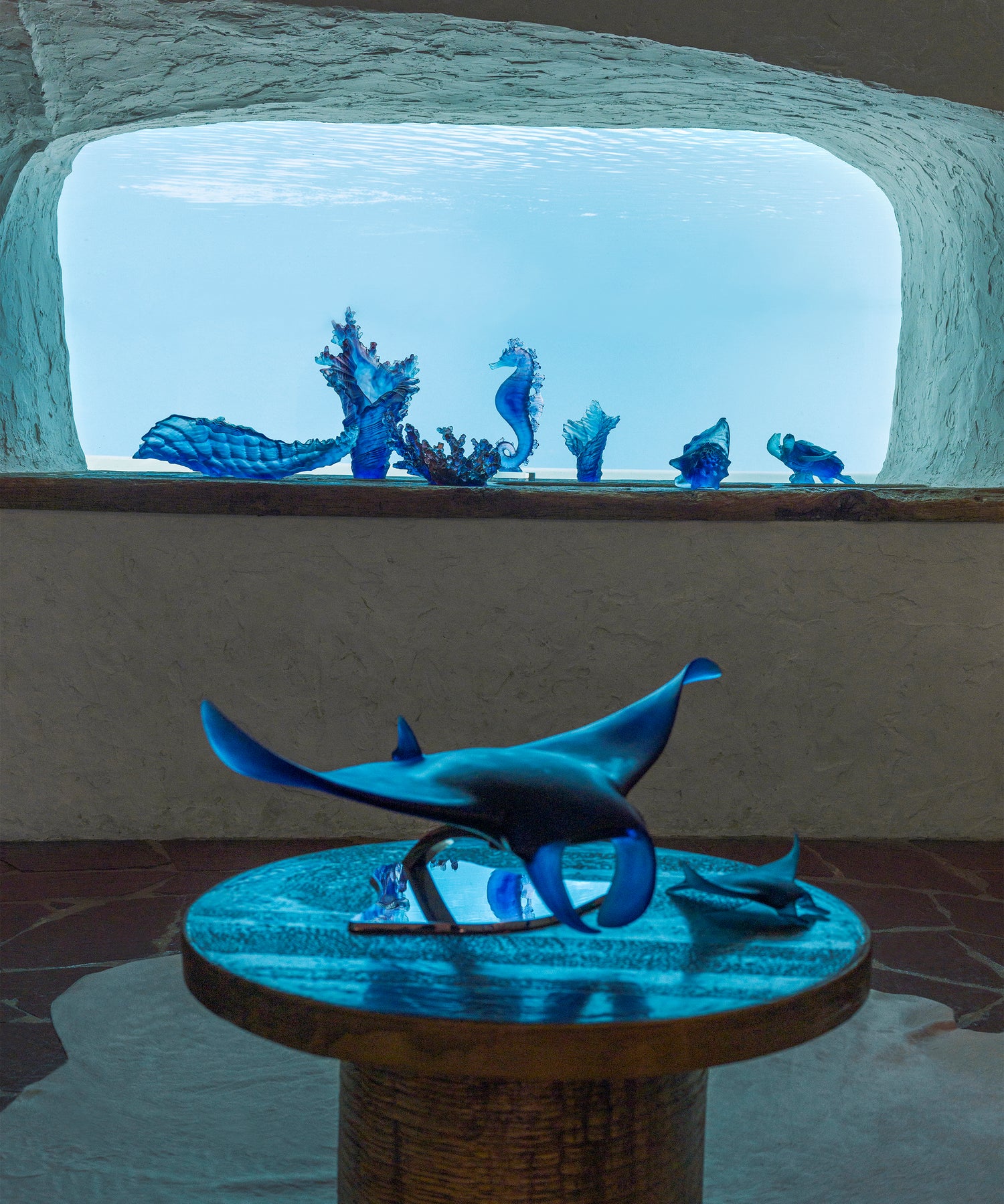 Centre de table Mer de Corail de la marque Daum, en verre coloré avec motifs marins.