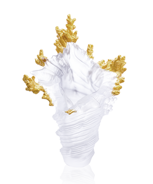 Vase grand modèle Mer de Corail blanc de la marque Daum avec finitions or, décor élégant et artistique.