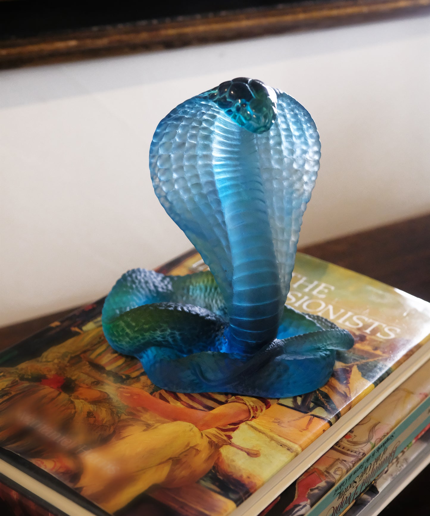 Naja bleue en verre Daum 500ex, sculpture artistique avec finition élégante et détails raffinés.