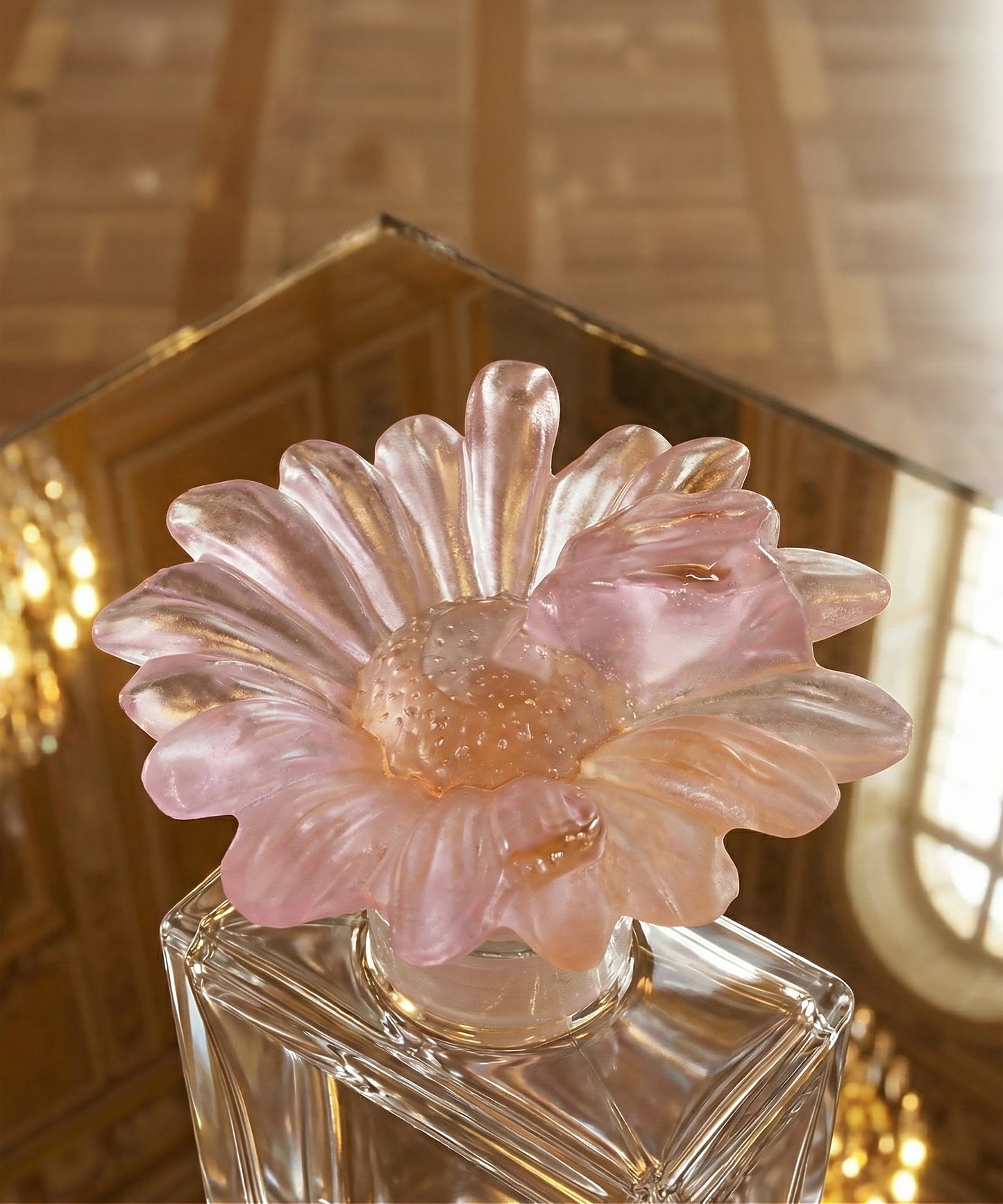 Flacon à parfum Or d'Abeille de la marque Daum, design élégant avec motif d'abeille en verre précieux.