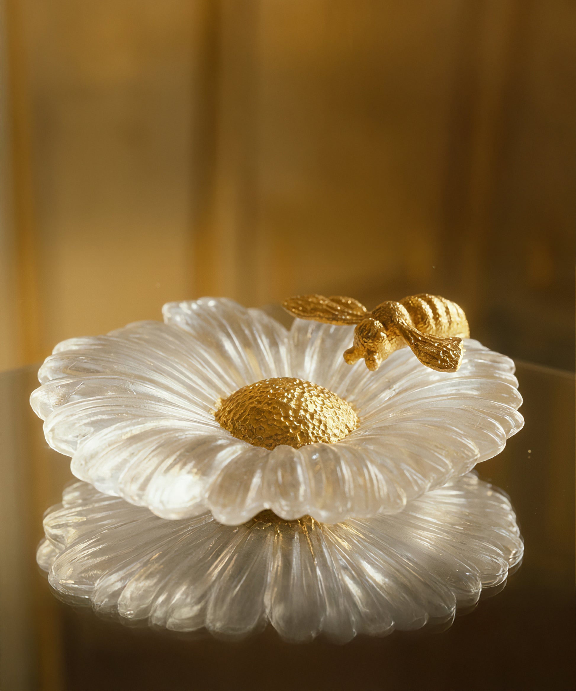 Or d'Abeille Fleur décorative Daum, pièce en or avec motif de fleur et abeille, artisanat français élégant et finement travaillé.