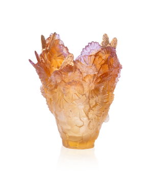Vase grand modèle Or d'Abeille de la marque Daum, décoration en verre coloré avec motif d'abeille.