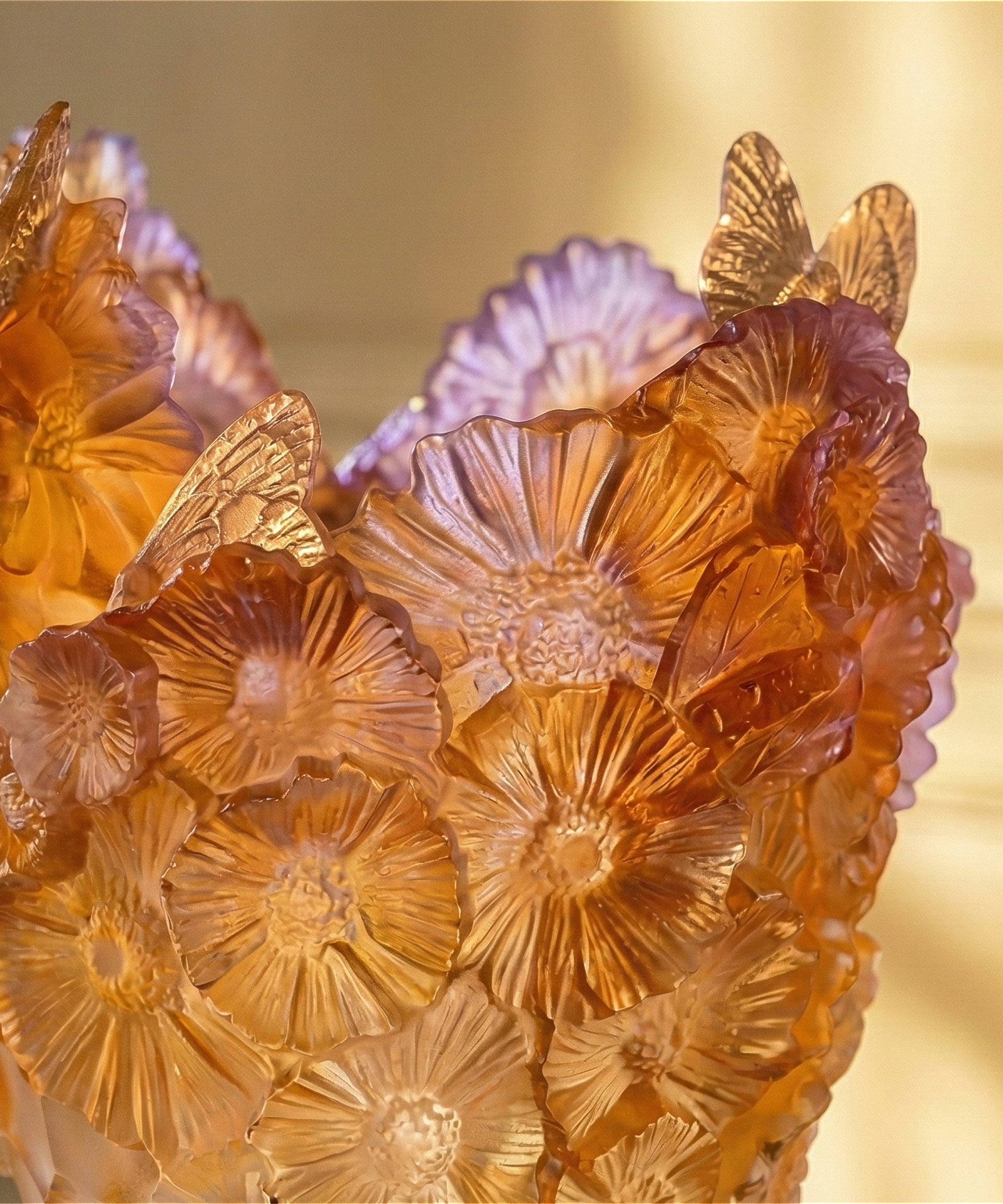 Vase grand modèle Or d'Abeille de la marque Daum avec motifs en or et verre transparent, élégant et décoratif.