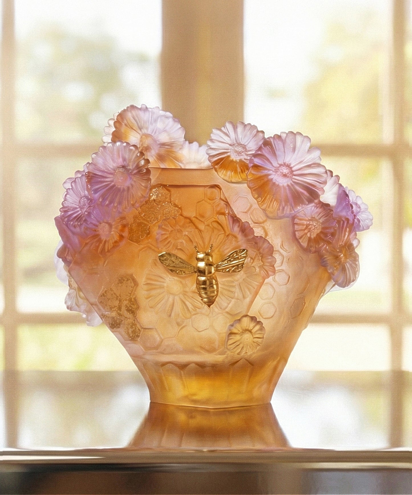 Vase moyen Daum Or d'Abeille modèle 175ex avec motif en or et abeille, verre coloré et design artistique.