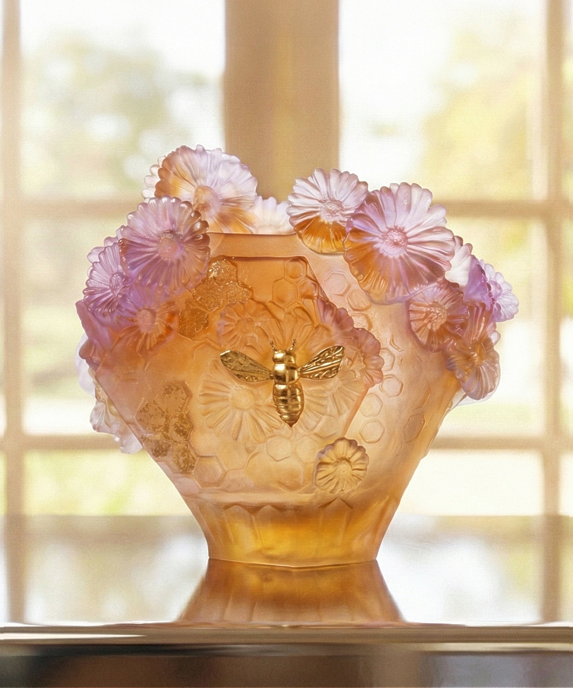 Vase moyen Daum Or d'Abeille modèle 175ex avec motif en or et abeille, verre coloré et design artistique.